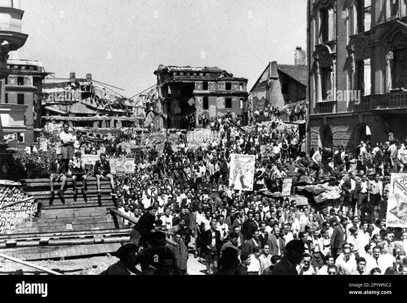 Demonstration von Schülern gegen die schlechte Nahrungsmittelversorgung in München am 17. Juni 1948. [Maschinelle Übersetzung] Stockfoto