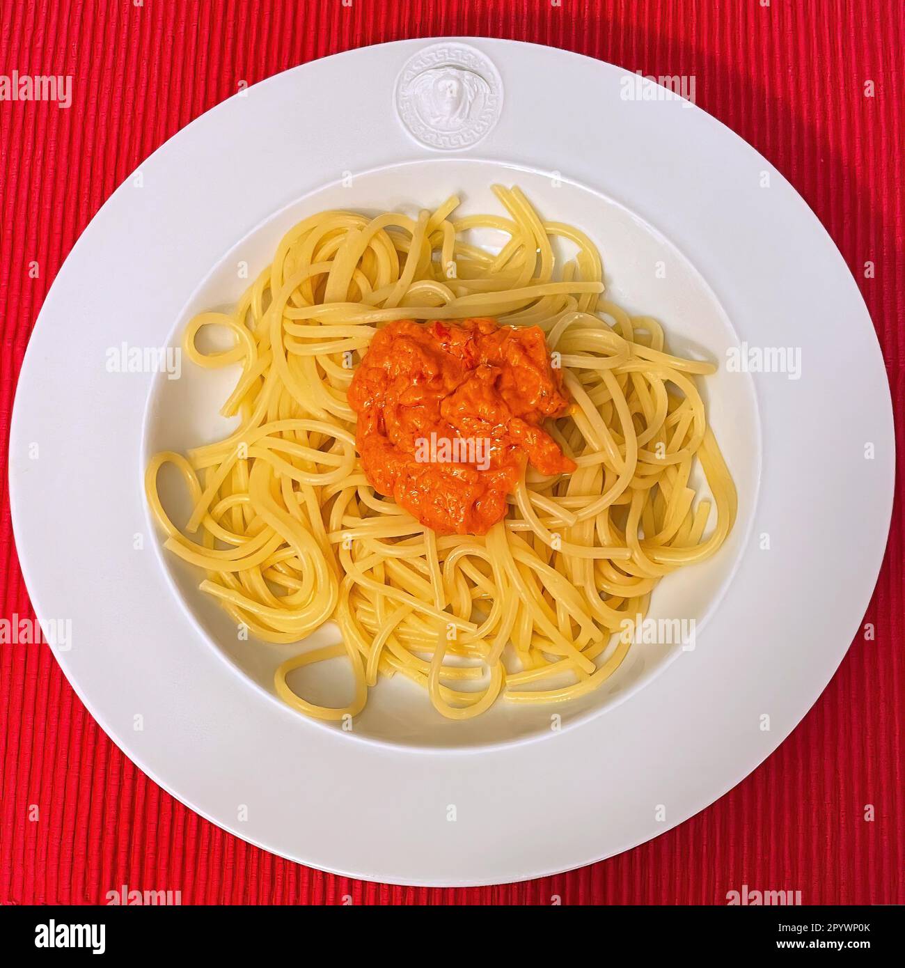 Italienisches Gericht serviert auf einem Teller Vorspeise Primo Piatto aus italienischer Küche Spaghetti mit rotem Pesto Pesto rosso, Italien Stockfoto