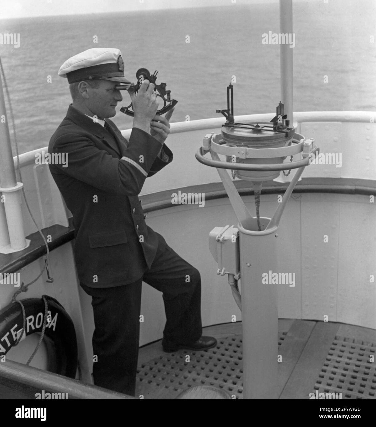 Ein Navigator mit Sextanten und Kompass auf dem Deck des Passagierschiffs 'Monte Rosa' der Reederei Hamburg Süd. Stockfoto