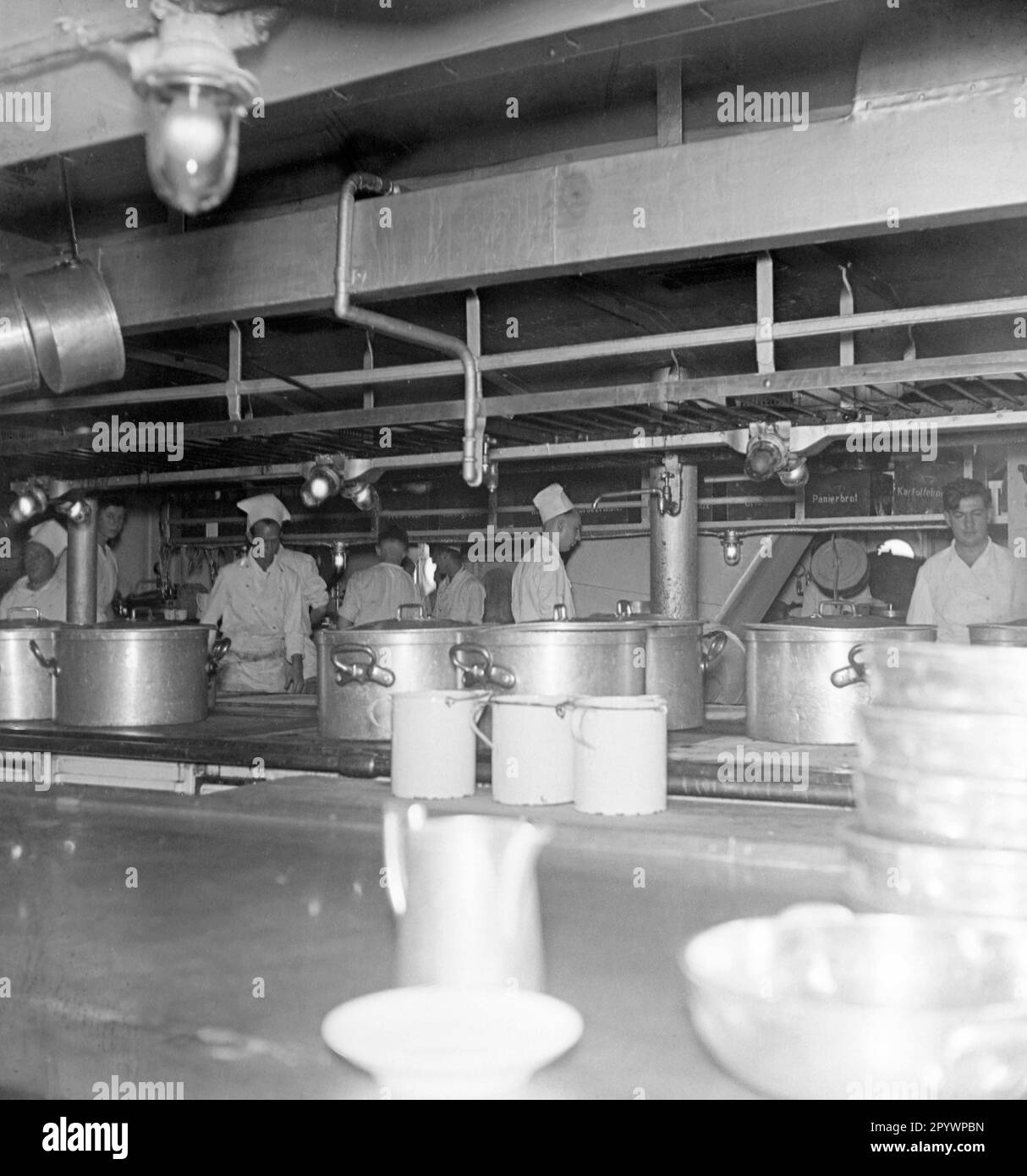'Bordküche auf dem Passagierschiff 'Monte Rosa' der Reederei Hamburg Sued in den 1930er Jahren.' Stockfoto