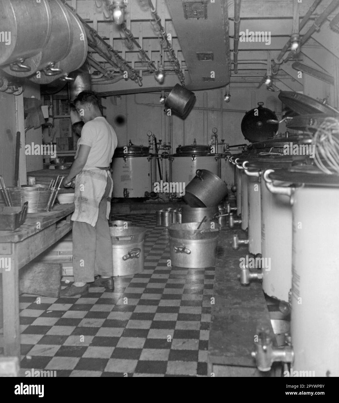 'Ein Chefkoch in der Küche des Passagierschiffs 'Monte Rosa' der Reederei Hamburg Sued in den 1930er Jahren.' Stockfoto