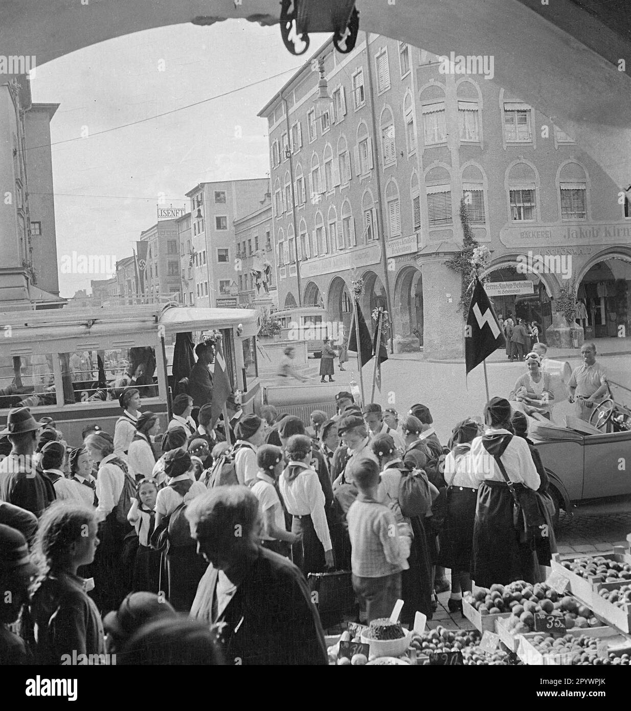 Eine Gruppe Mädchen des Bund Deutscher Maedel trägt eine Flagge der Hitlerjugend. Ein Bild von etwa 1935. Stockfoto