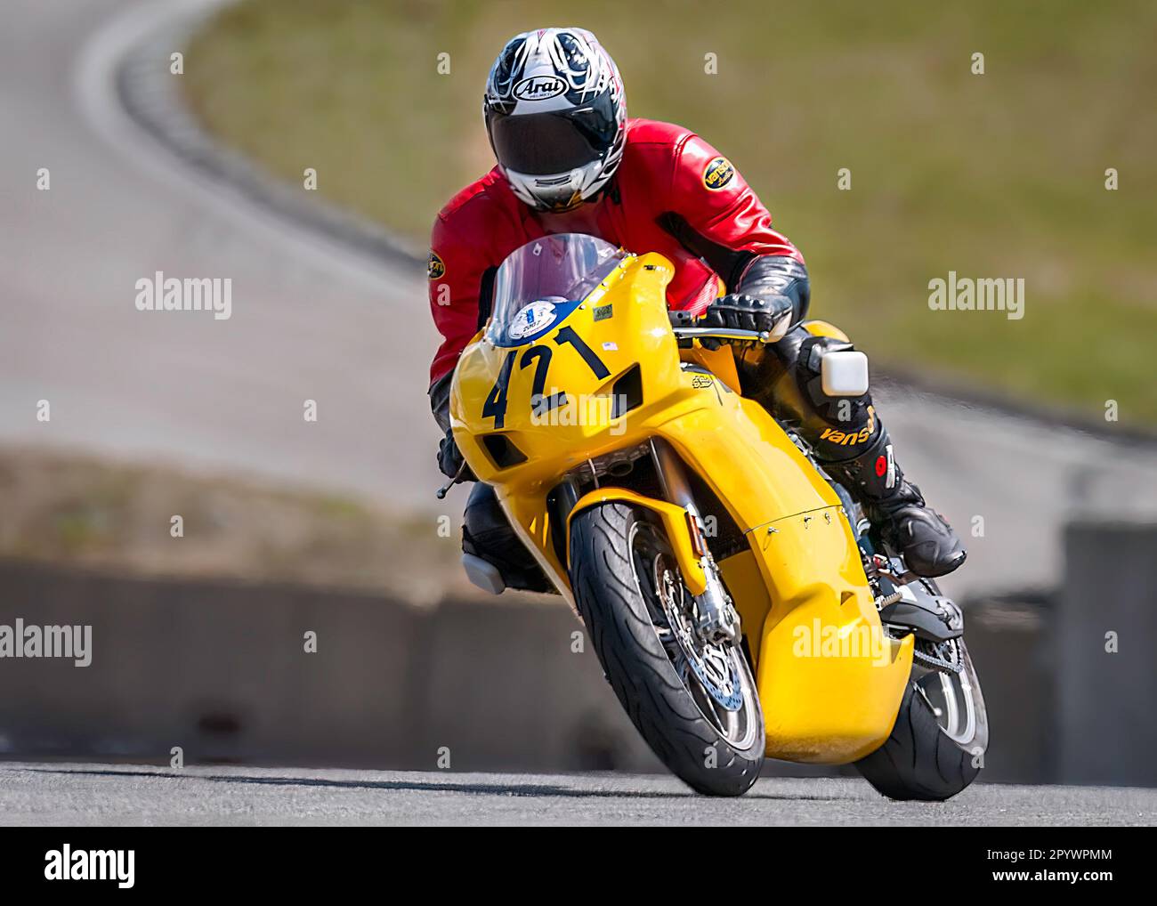 Ein gelbes Ducati Motorradrennen. Stockfoto