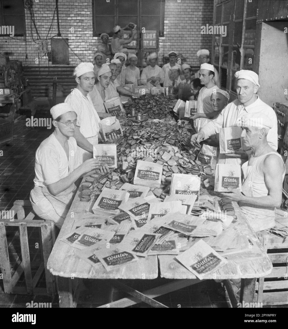 Mitarbeiter der Firma Wittler wickelten geschnittenes Brot in Papiertüten ein. Die Firma Wittler war nach dem Ersten Weltkrieg vorübergehend die größte Bäckerei in Europa. Stockfoto