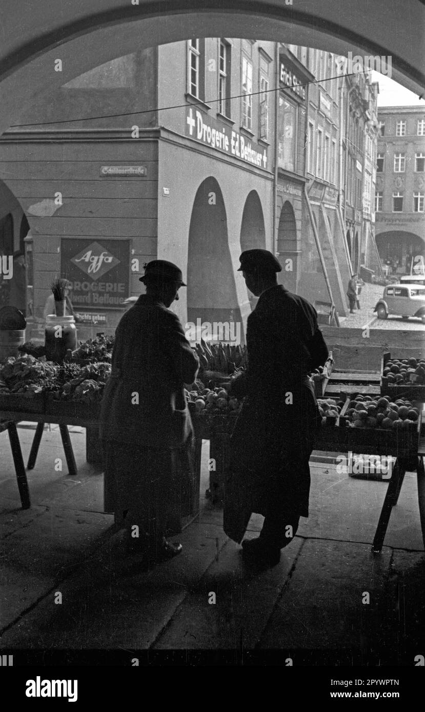 Blick auf einen Obststand auf einem Markt in einer schlesischen Stadt, 1935. Stockfoto
