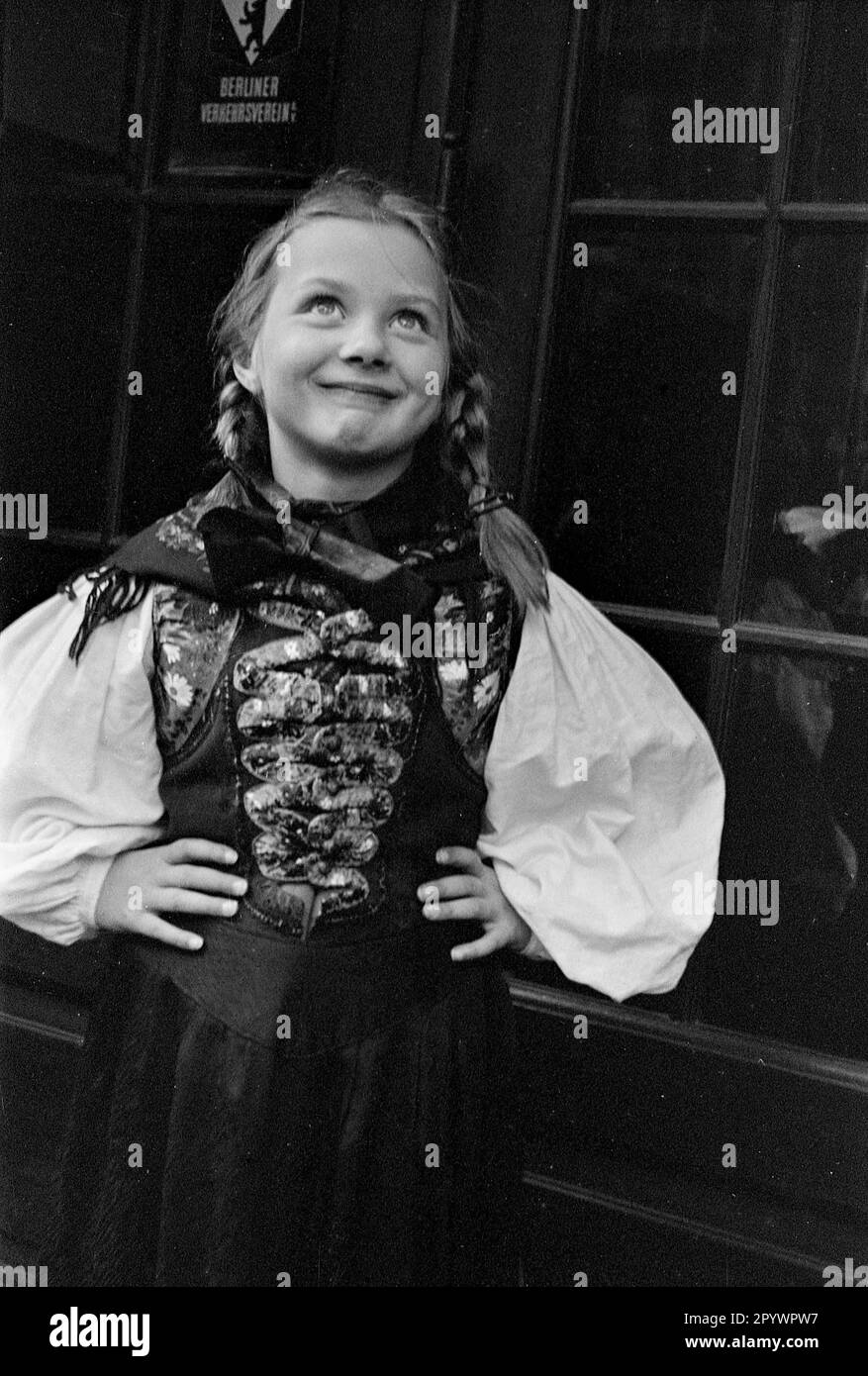 Ein Mädchen in traditionellem Kostüm. Vermutlich 1935 in Berlin. Stockfoto