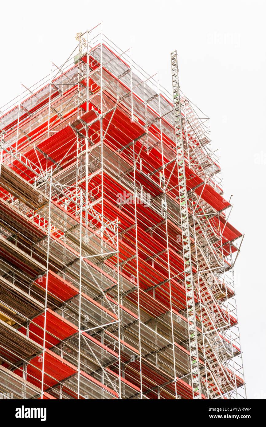 Baustelle mit einem Gerüst an der Fassade eines hohen Hauses Stockfoto