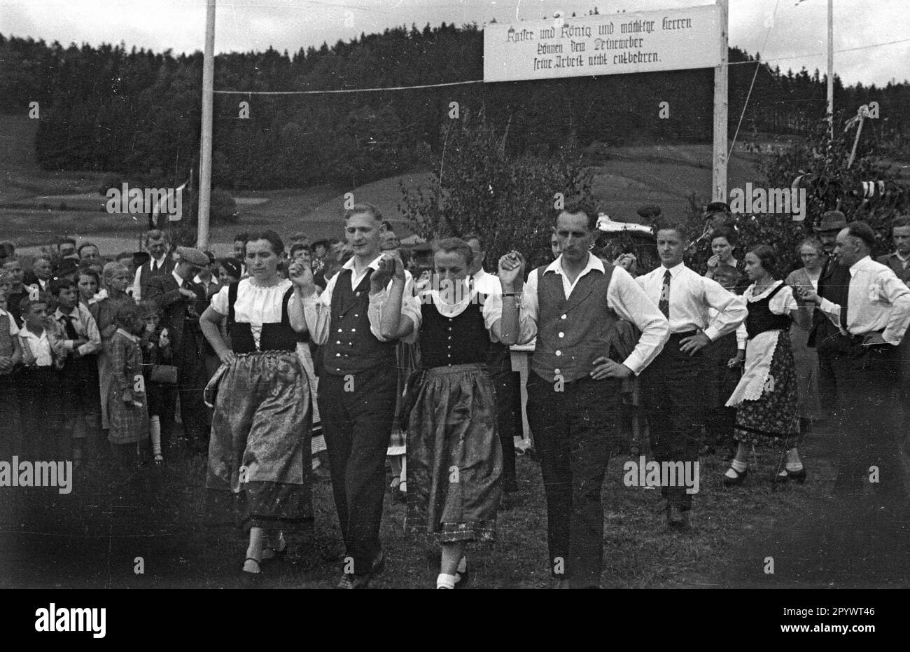 Junge Männer und Frauen, die auf einem Volksfest in Wilkanow in Niederschlesien tanzen. Stockfoto