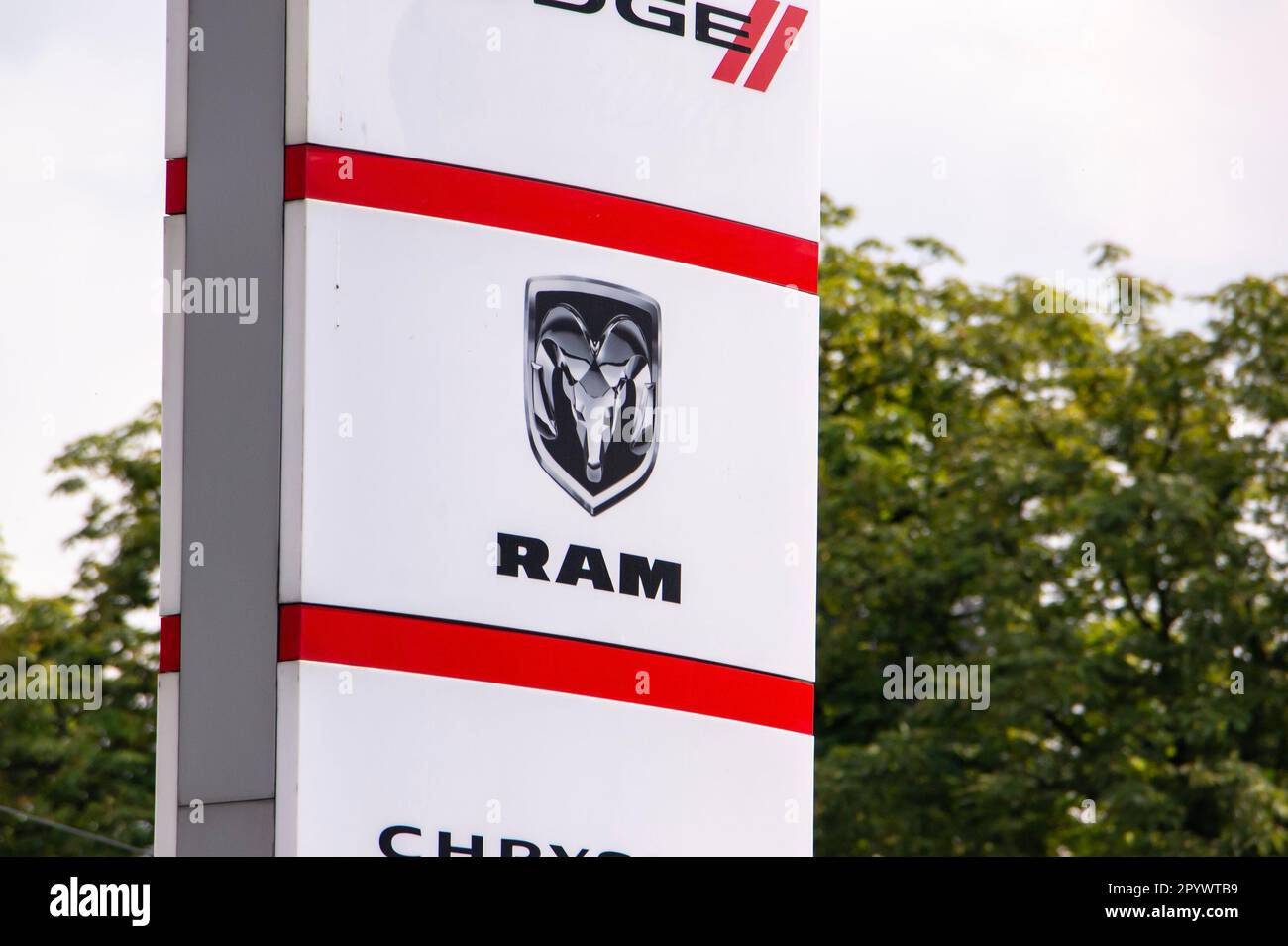 OSTRAVA, TSCHECHISCHE REPUBLIK - 8. SEPTEMBER 2022: Händlerbetrieb von amerikanischen RAM-Fahrzeugen mit Logo auf einer Verkleidung Stockfoto