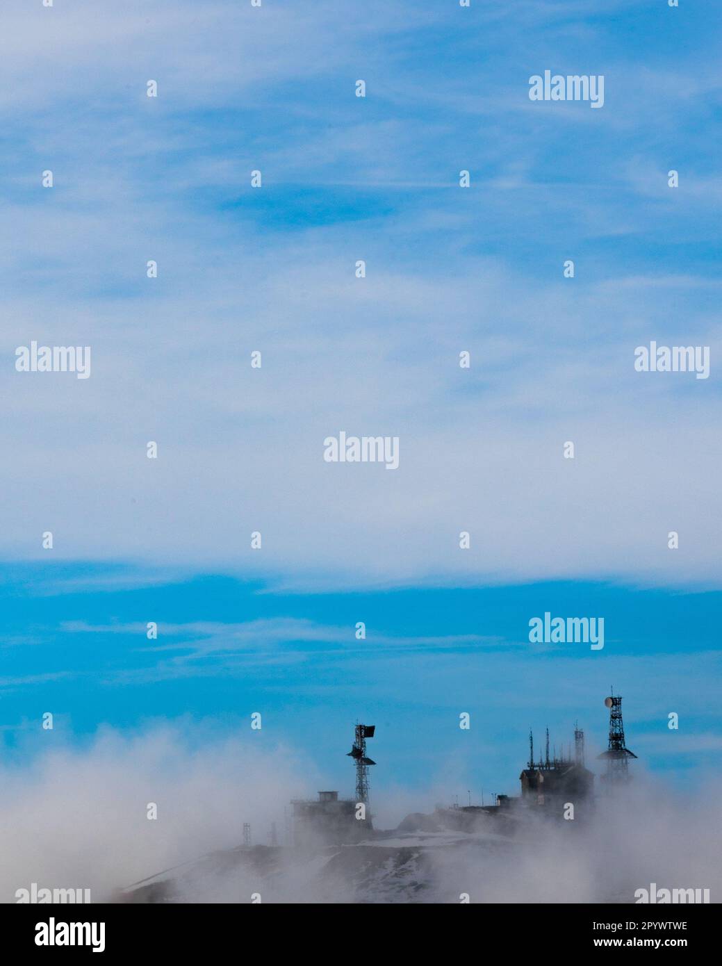 Mystische Antennen, die aus dem Nebel auf dem Monte Terminillo auftauchen. Stockfoto