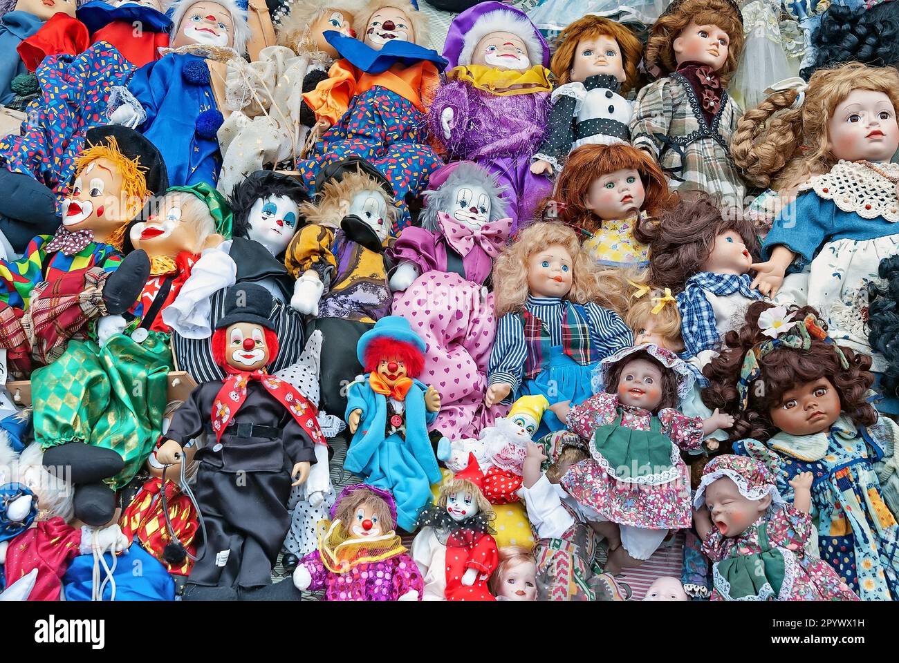 Die Puppen stapeln sich auf dem Flohmarkt Stockfoto