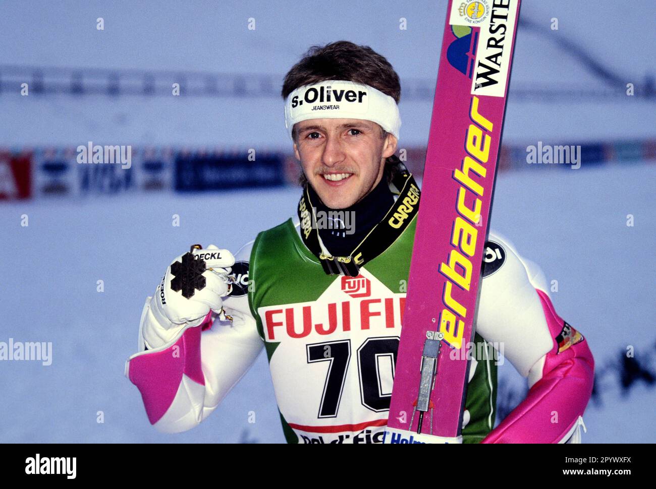 NORDIC WORLD SKI CHAMPIONSHIP 1991 IN VAL DIE FIEMME Jens Weissflog (FRG) präsentiert seine Bronzemedaille auf dem Foto auf dem Berg K120 (C): WEREK Pressebildagentur XTagxderXAufnahmeXgeschaetztX xxNOxMODELxRELEASExx [automatisierte Übersetzung]- ÖSTERREICH AUS Stockfoto