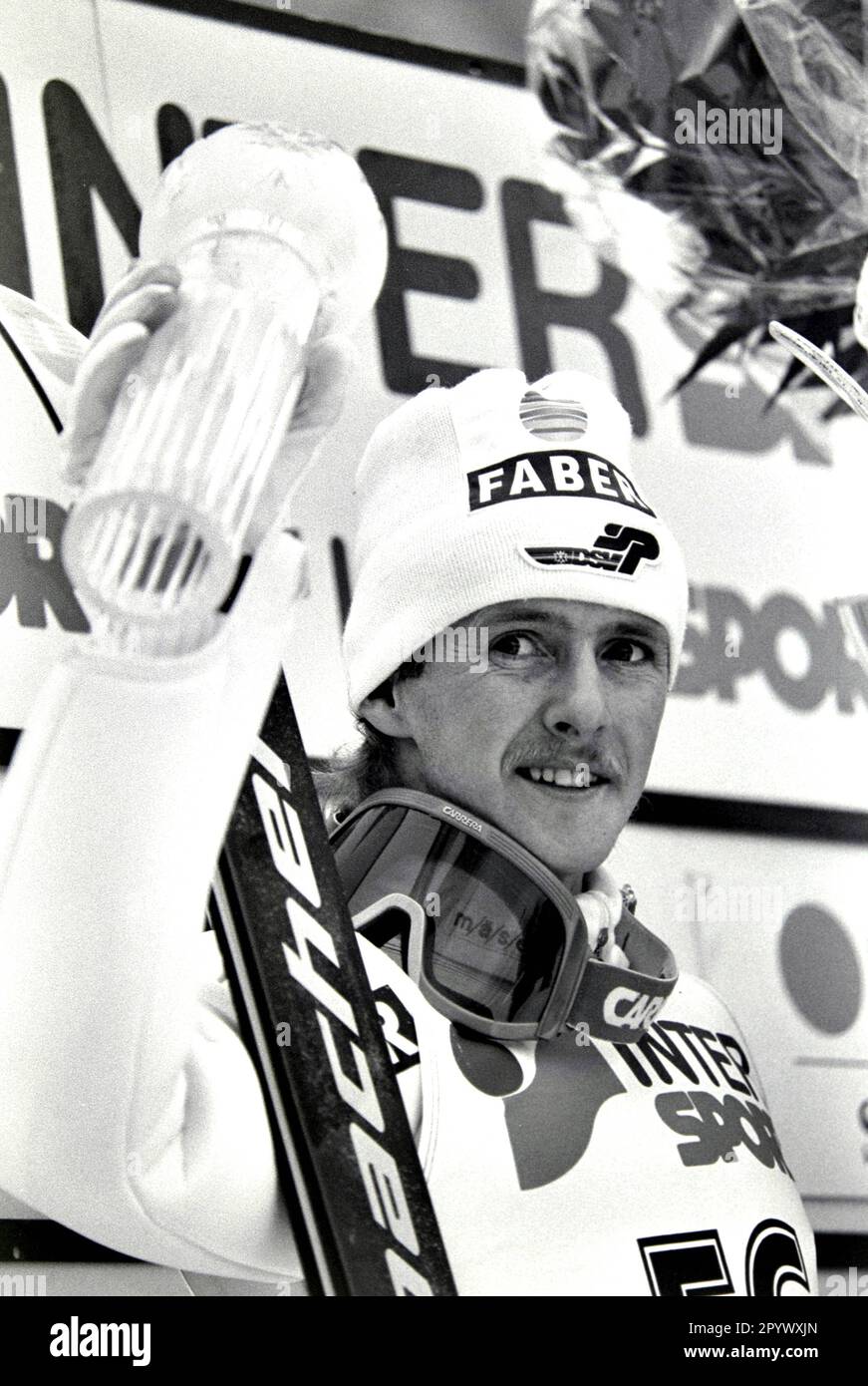 SKISPRINGEN: VIERSCHANZENTOURNEE 1992/1993 NEUJAHRSSPRUNG Jens Weissflog (Deutschland) mit TROPHÄENFOTO (C): WEREK Pressebildagentur xxNOxMODELxRELEASExx [automatisierte Übersetzung]- ÖSTERREICH AUS Stockfoto