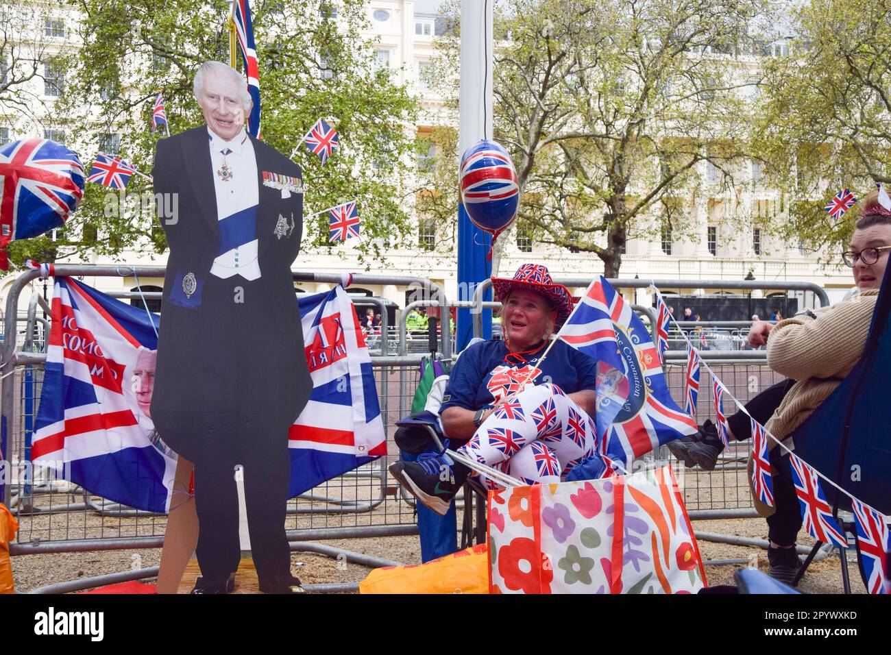 London, Großbritannien. 5. Mai 2023 Königliche Superfans lagern in der Mall nahe Buckingham Palace am Vorabend der Krönung von König Karl III Kredit: Vuk Valcic/Alamy Live News Stockfoto