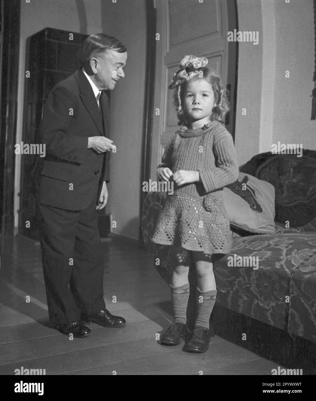 Ein kleiner Mann und ein Mädchen, wahrscheinlich seine Tochter, posieren für ein Familienfoto. Stockfoto