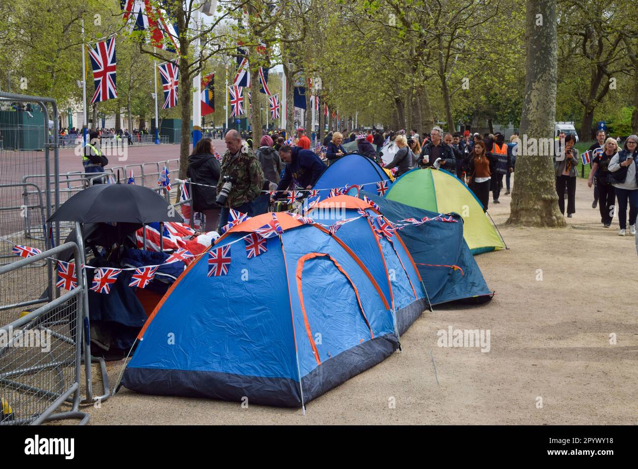 London, Großbritannien. 5. Mai 2023 Königliche Superfans lagern in der Mall nahe Buckingham Palace am Vorabend der Krönung von König Karl III Kredit: Vuk Valcic/Alamy Live News Stockfoto