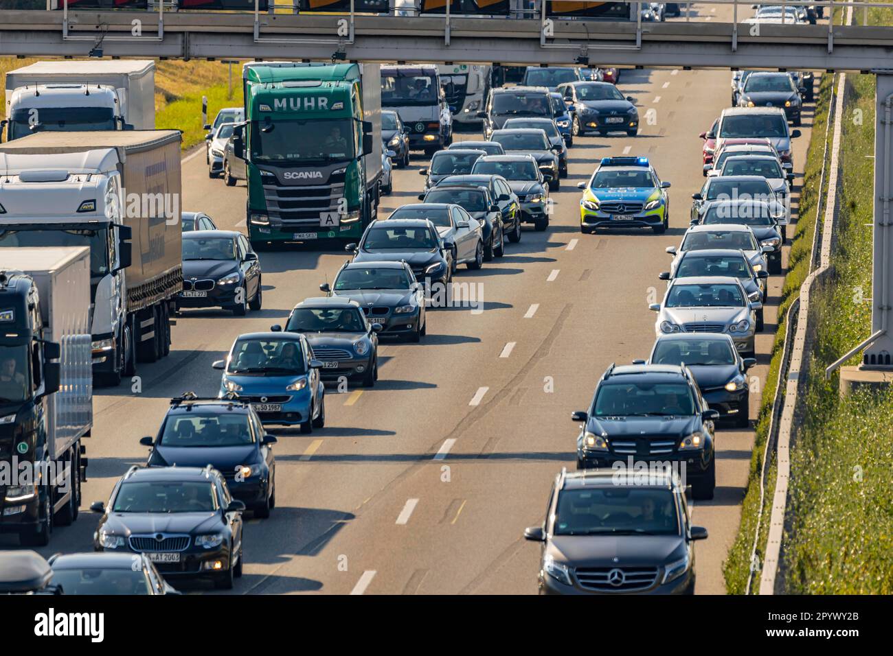 Polizeifahrzeug, das auf einer Notspur fährt, starker Verkehr mit Stau, Lastwagen und Autos auf der Autobahn A8 bei Stuttgart Stockfoto