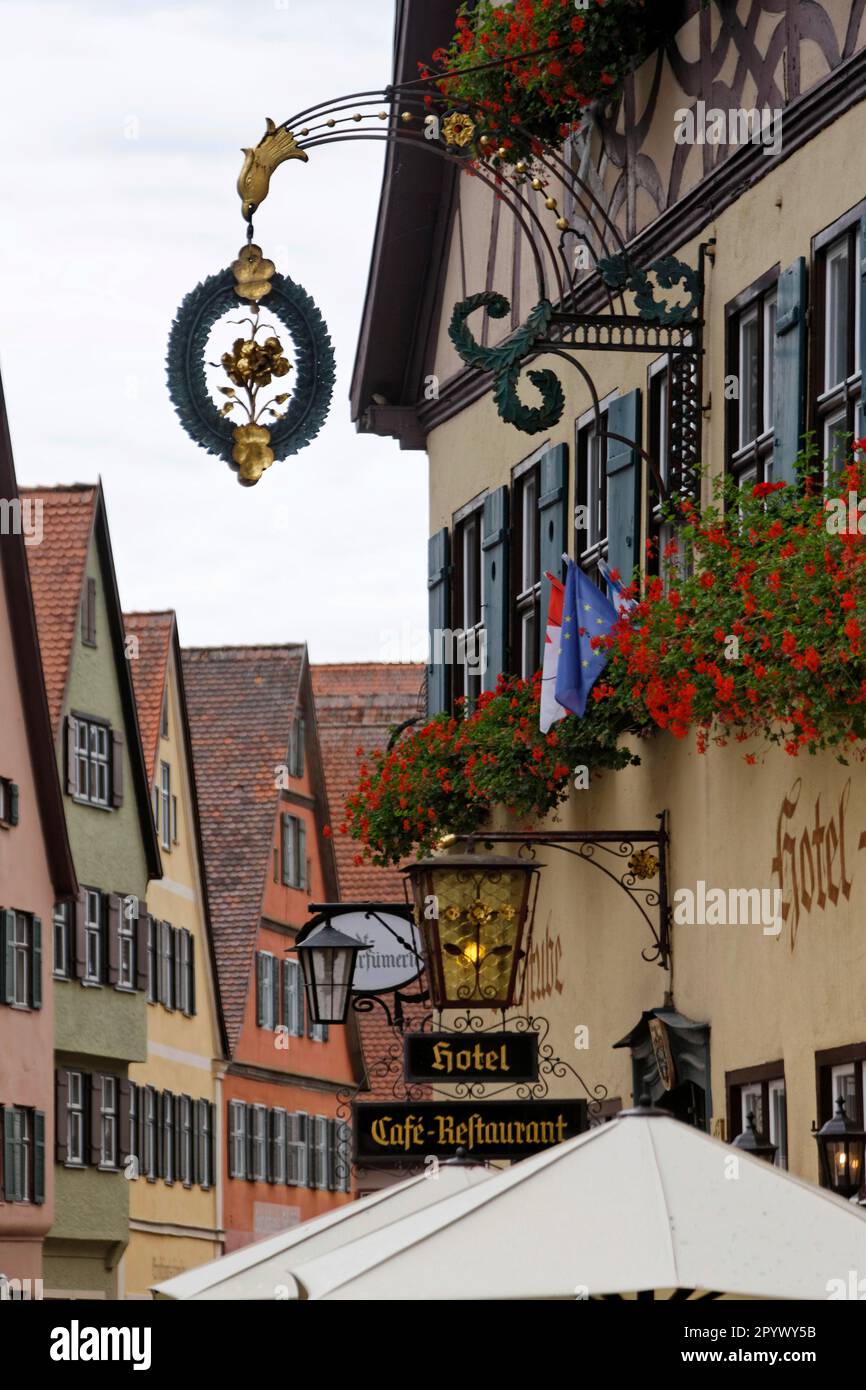 Spätmittelalterliches Stadtbild mit Hotel- und Nasenschild, Touristenstadt an der Romantischen Straße, Dinkelsbühl, Bayern, Deutschland Stockfoto