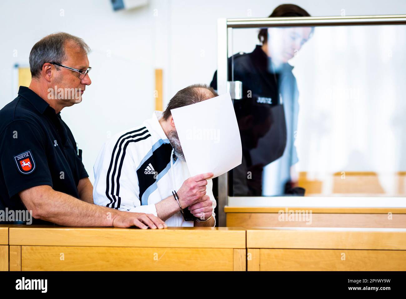 Hannover, Deutschland. 05. Mai 2023. Der Angeklagte befindet sich zu Beginn des Prozesses in einer Halle des Landgerichts Hannover. Der Mann soll eine Frau angegriffen und erstochen haben, während sie in ihrer Wohnung am Würmsee in Burgwedel (Region Hannover) schlief. Die Leiche des Opfers wurde bis heute nicht gefunden. Kredit: Moritz Frankenberg/dpa/Alamy Live News Stockfoto