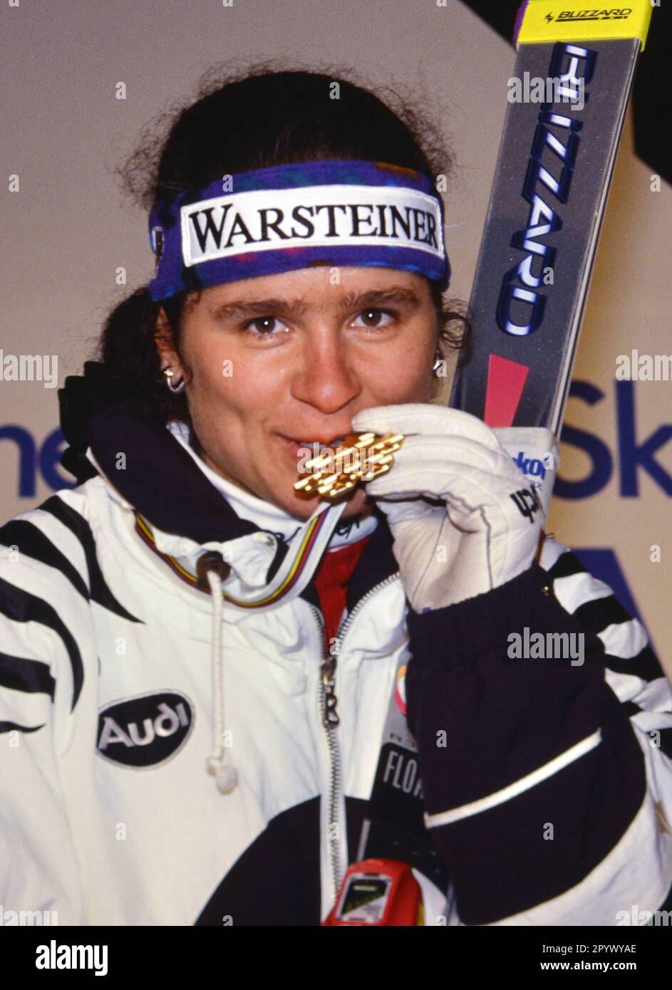 SKI ALPIN SAISON 92/93 Weltmeisterschaft 1993 Morioka Shizukuishi Combination Women 05.02.1993 Miriam VOGT (GER) jubelt mit Goldmedaille auf dem Podium. XxNOxMODELxRELEASExx (automatisierte Übersetzung) – ÖSTERREICH AUS Stockfoto