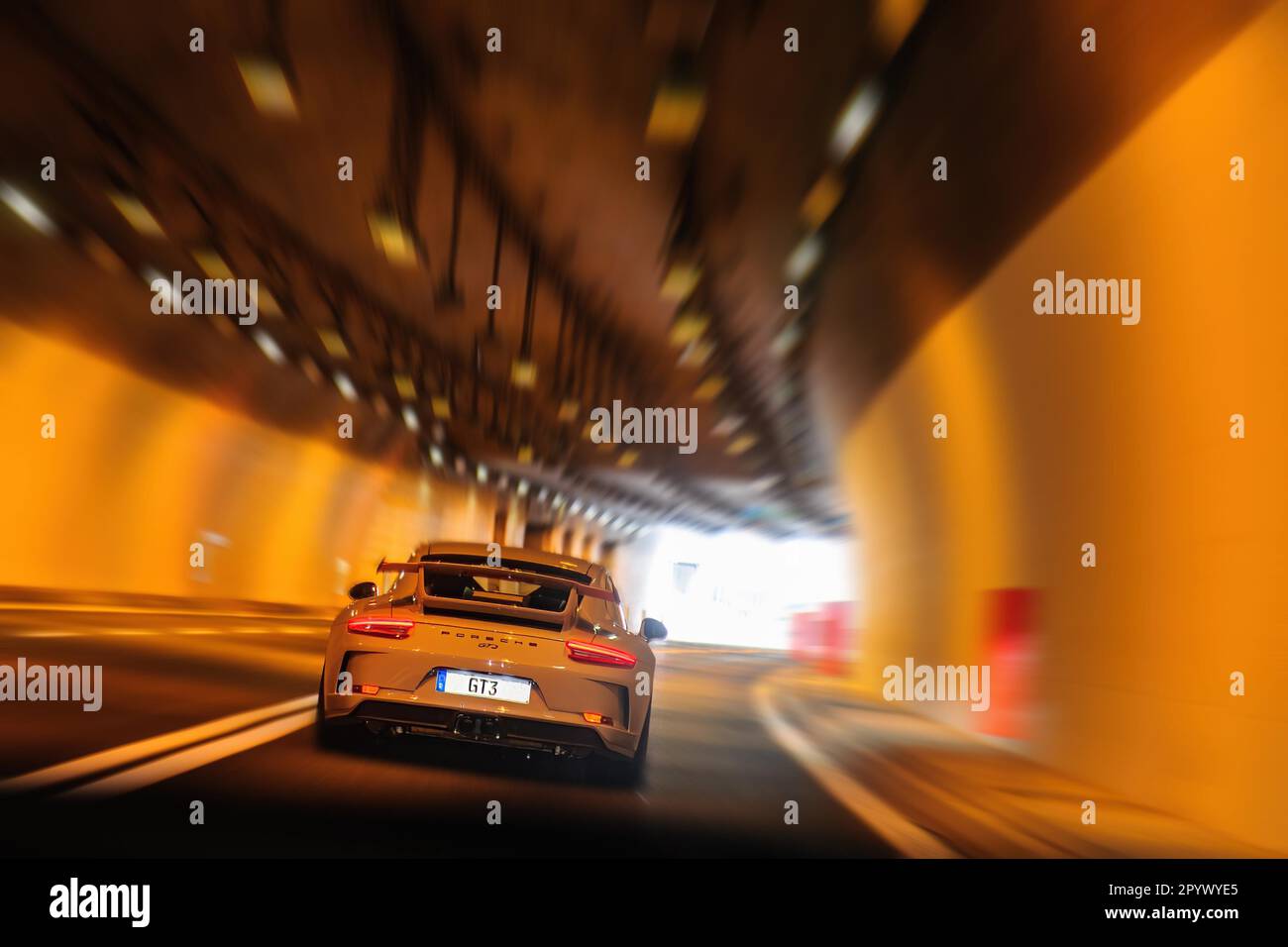 Sportwagen Hochleistungssportler Porsche 911 GT3 fährt langsam und schnell durch den Straßentunnel Stockfoto