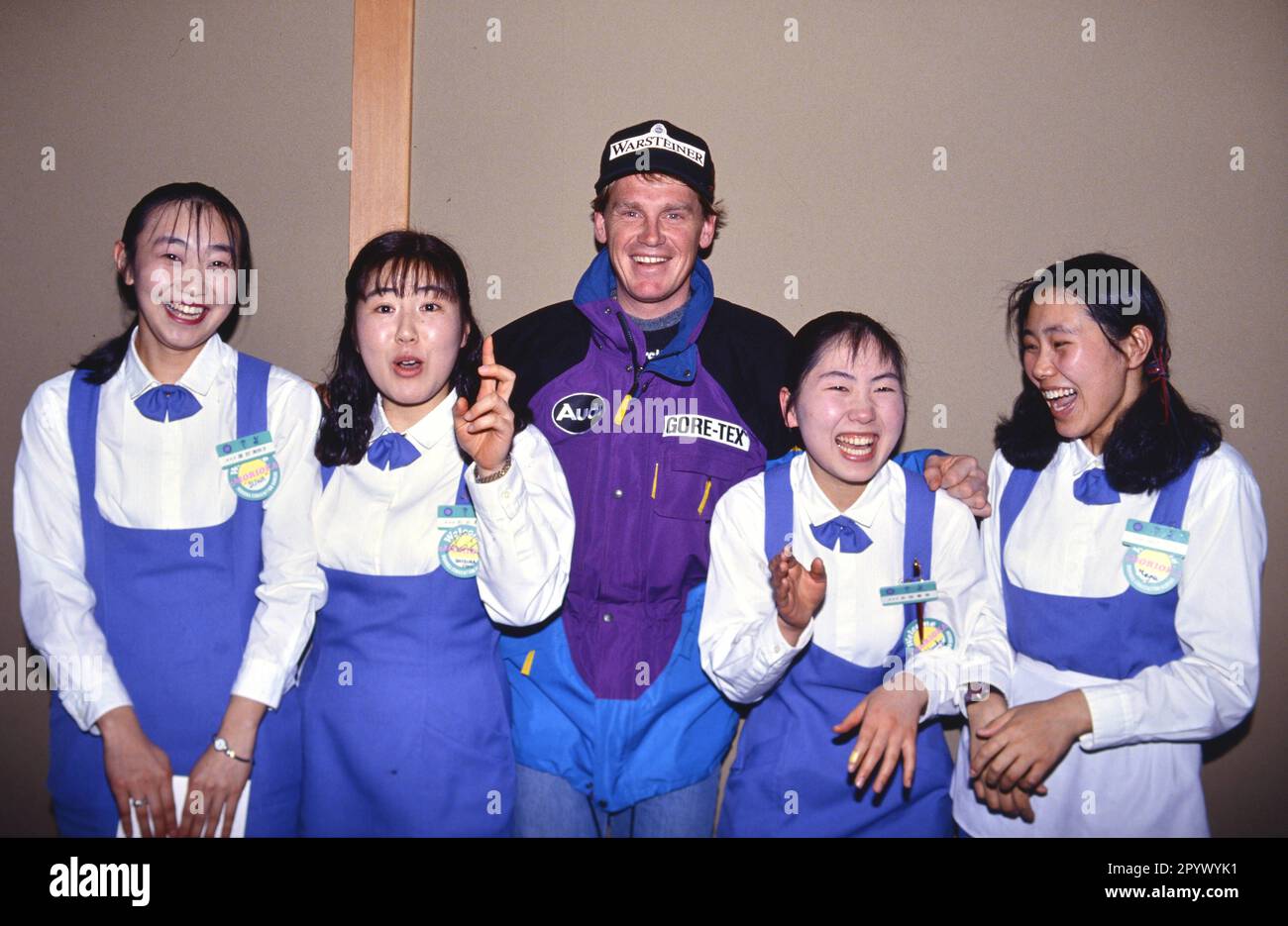 SKI ALPIN SAISON 92/93 Weltmeisterschaft 1993 Morioka Shizukuishi 04-14.2.1993 Markus WASMEIER (GER) mit japanischen Hostessen xxNOxMODELxRELEASExx [maschinelle Übersetzung]- ÖSTERREICH RAUS Stockfoto