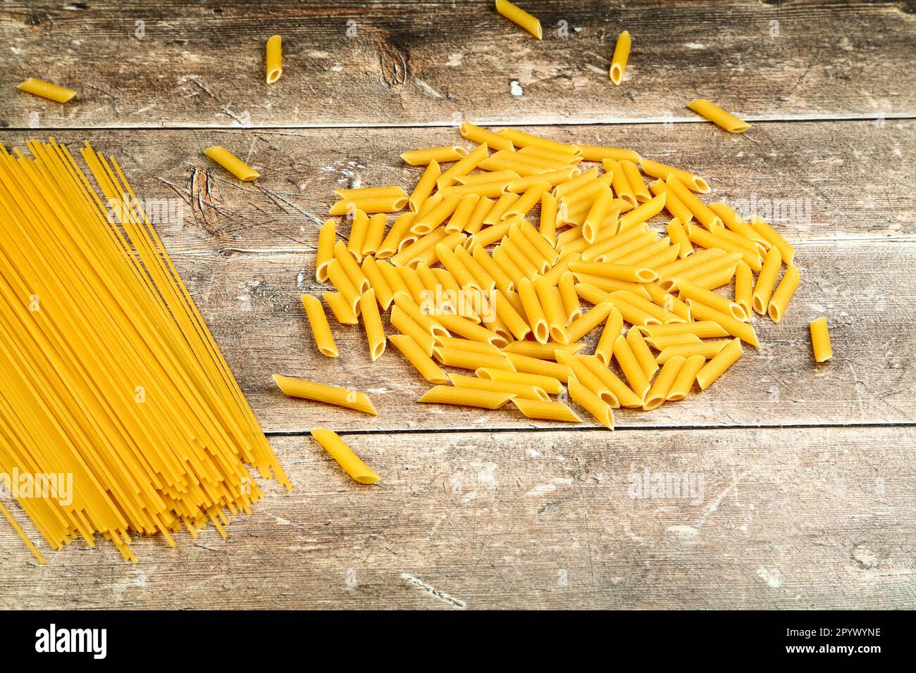 Trocknen Sie ungekochte Pasta auf einem Holzküchentisch Stockfoto