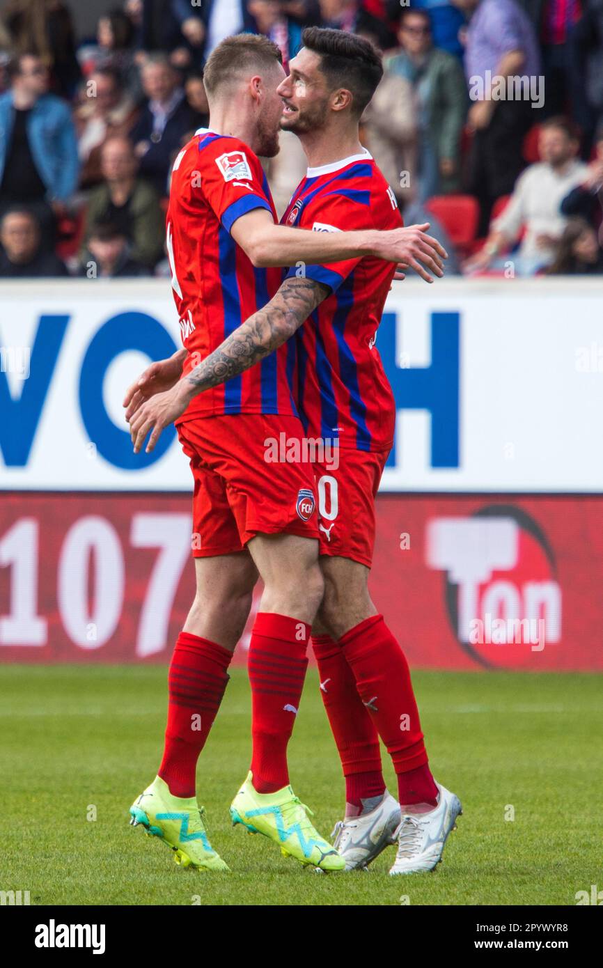 Patrick MAINKA dankt Tim KLEINDIENST (1. FC Heidenheim) für den 2:0 Stockfoto