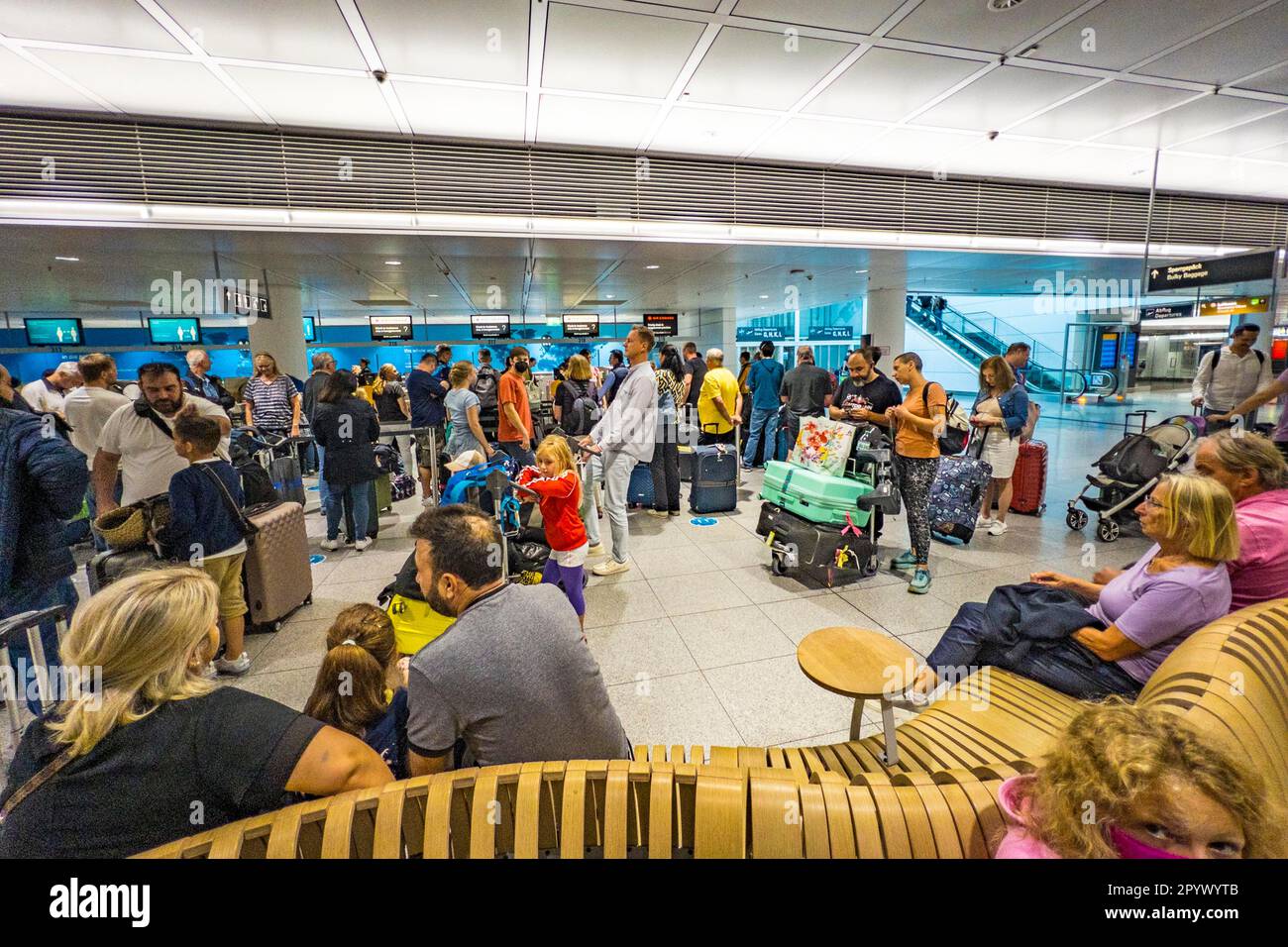 München Flughafen Vorabend Check In www.alamy.de