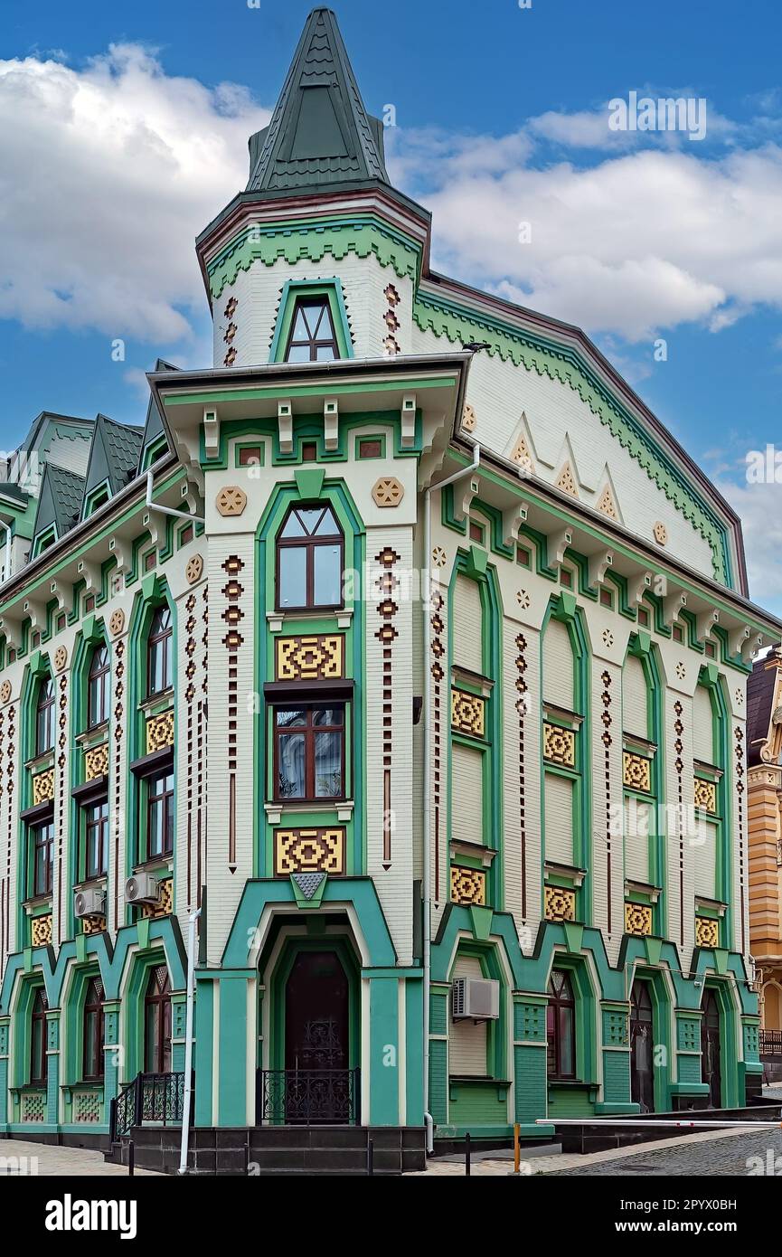 Gehobenes, farbenfrohes Vozdvizhenka-Straßengebäude in Kiew, Ukraine Stockfoto