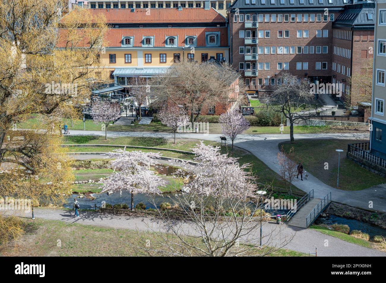 Luftaufnahme vom Turmhaus zum Motala River und der Industrielandschaft in Norrköping im Frühling in Schweden Stockfoto