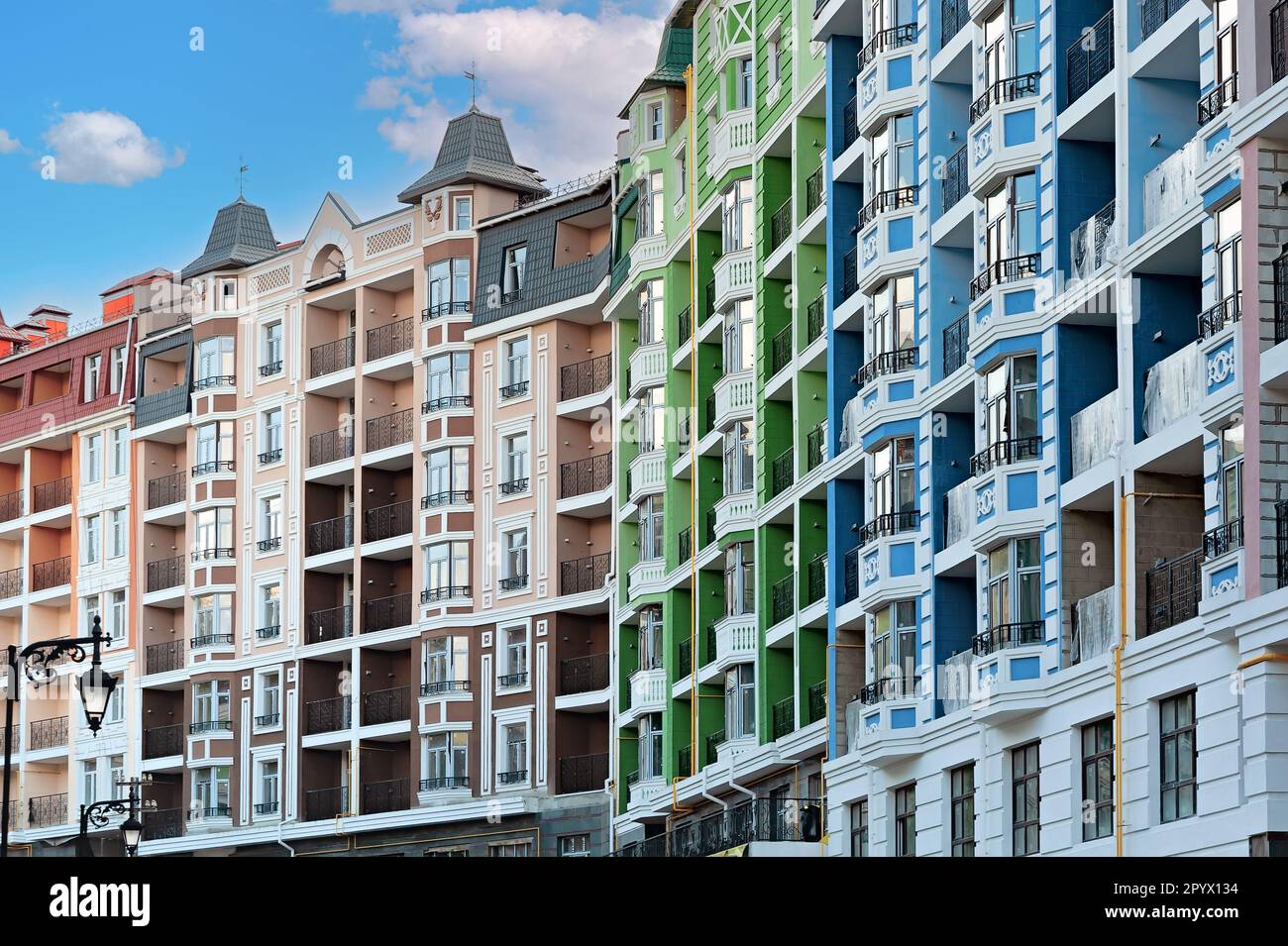 Gehobene Stadt farbenfrohe Vozdvizhenka-Straßengebäude der Stadt Kiew in der Ukraine Stockfoto