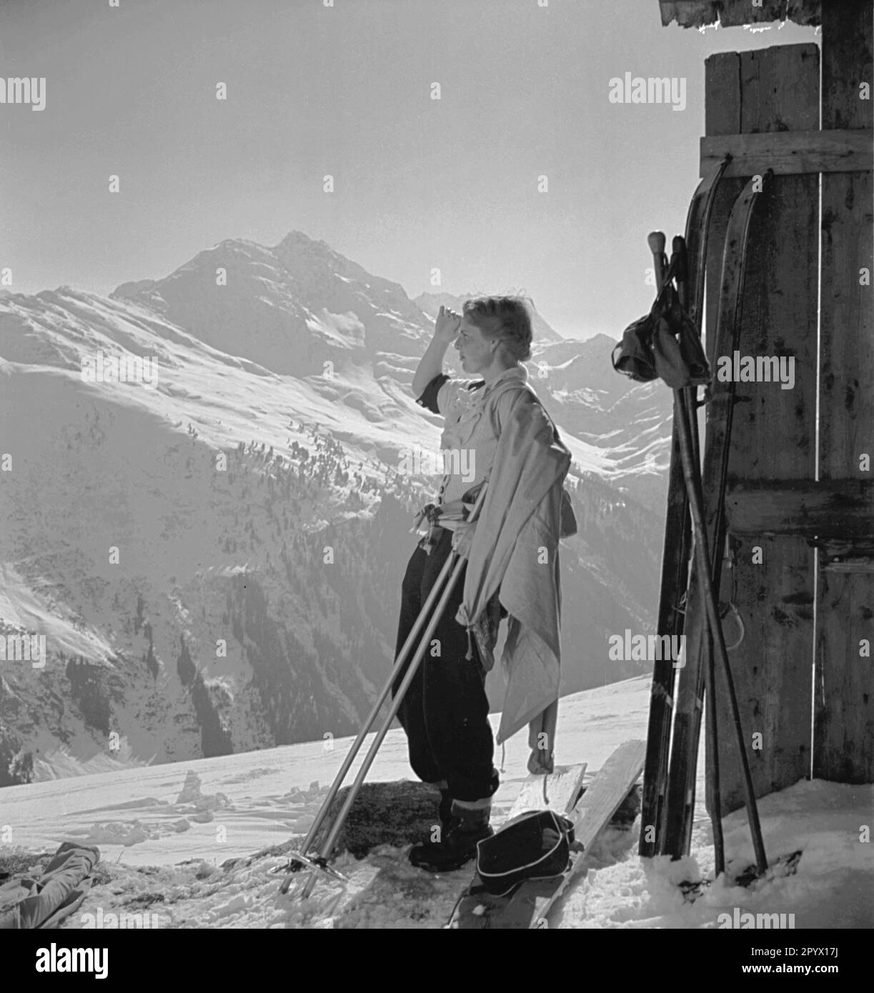 Eine Frau schaut in die Ferne, Mitte der 1930er nahe St. Christoph am Arlberg. Stockfoto