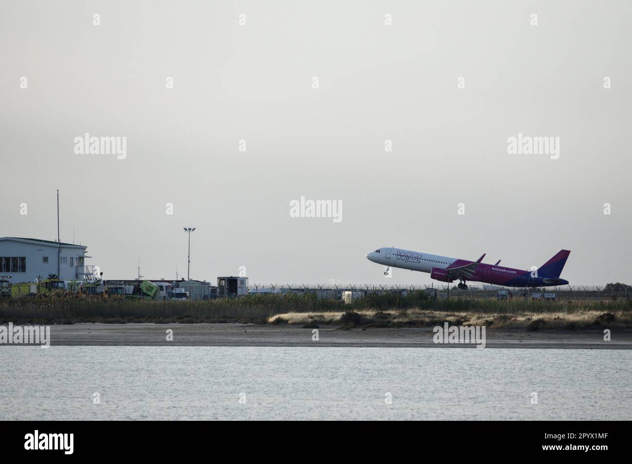 Larnaca, Larnaca, Zypern. 5. Mai 2023. Ein Flugzeug der Wizz Airlines startet am frühen Morgen vom Larnaca International Airport. (Kreditbild: © Kostas Pikoulas/ZUMA Press Wire) NUR REDAKTIONELLE VERWENDUNG! Nicht für den kommerziellen GEBRAUCH! Stockfoto