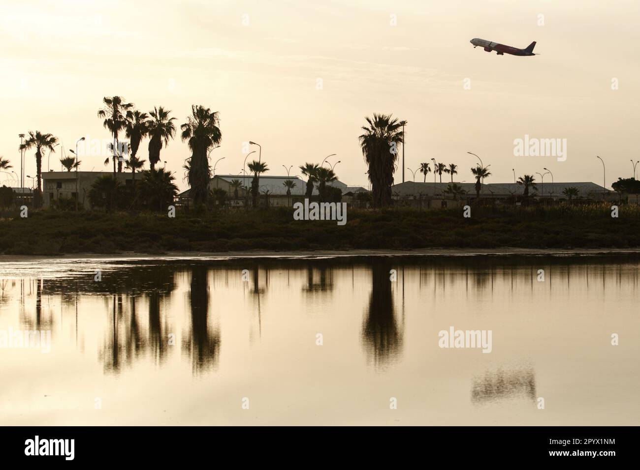 Larnaca, Larnaca, Zypern. 5. Mai 2023. Ein Flugzeug der Wizz Airlines startet am frühen Morgen vom Larnaca International Airport. (Kreditbild: © Kostas Pikoulas/ZUMA Press Wire) NUR REDAKTIONELLE VERWENDUNG! Nicht für den kommerziellen GEBRAUCH! Stockfoto