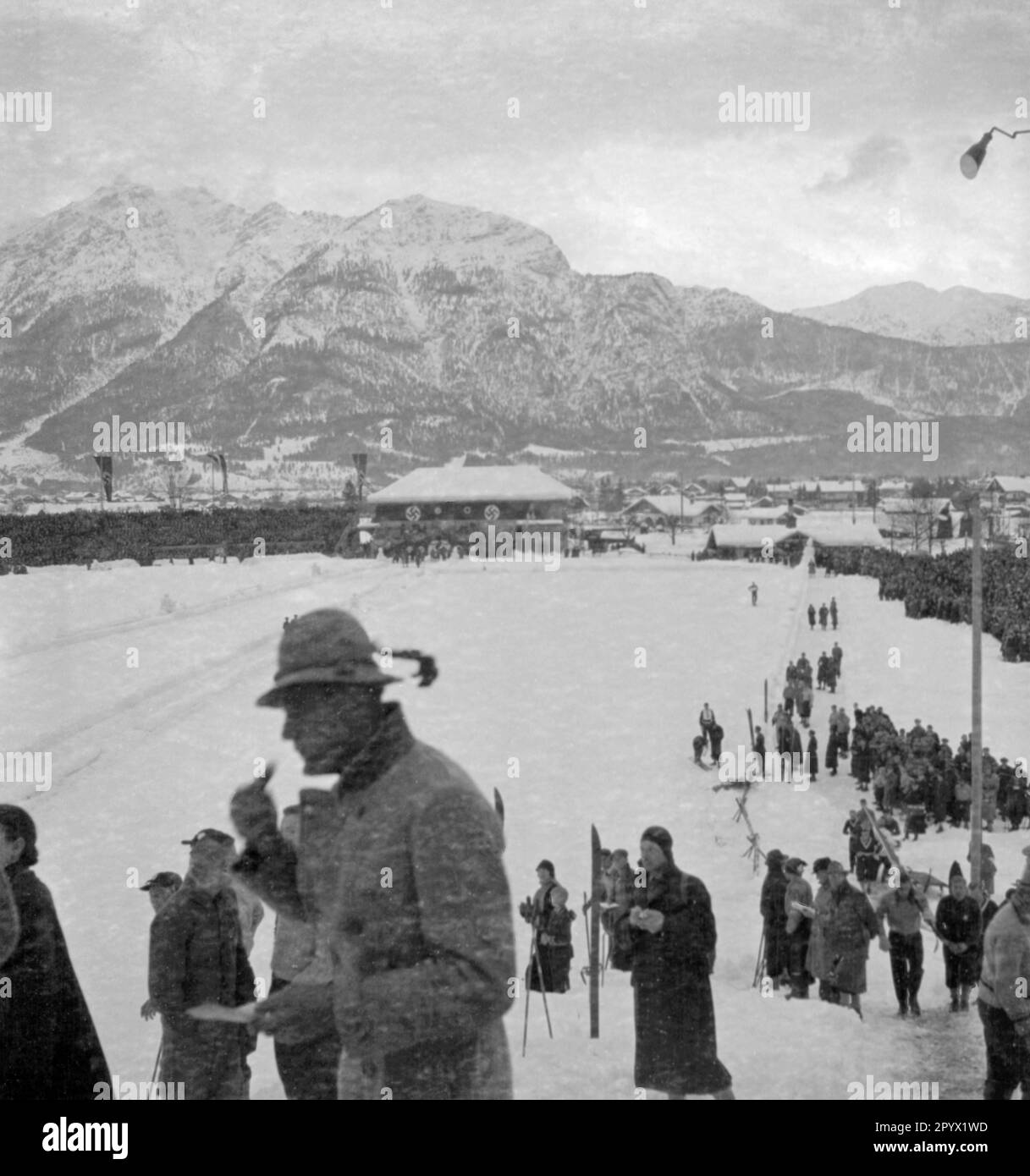 Blick auf das Skisprungstadion. Im Hintergrund die Alpen. Unbezahltes Foto, wahrscheinlich im Winter 1933/1934. Stockfoto