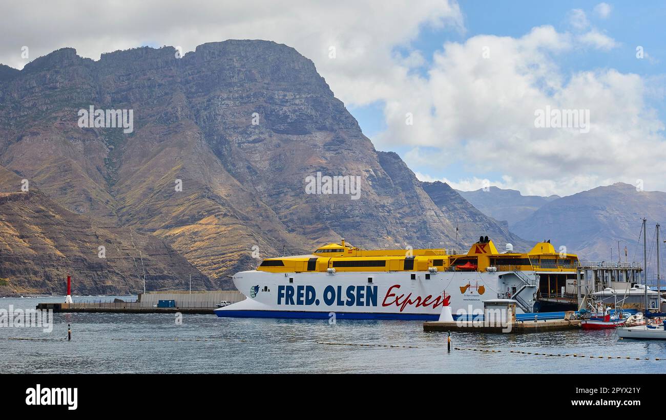 Fred Olsen Fähre, gelb-weiße Katamaran Fähre, Hafen, Berge, hellblauer ...