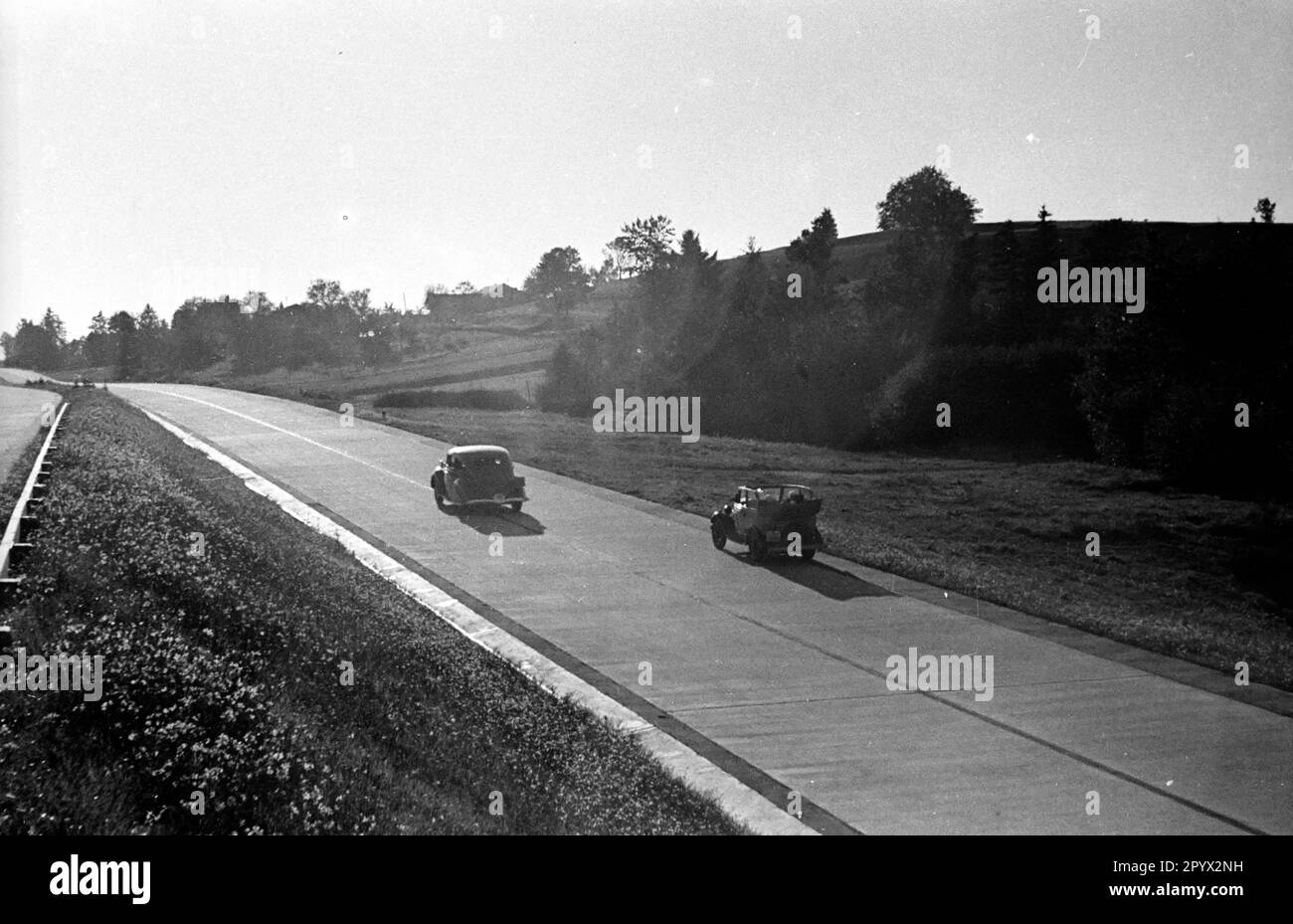 Ein Auto überholt ein anderes auf der Autobahn München - Salzburg. Unbezahltes Foto, wahrscheinlich im Sommer 1939. Stockfoto