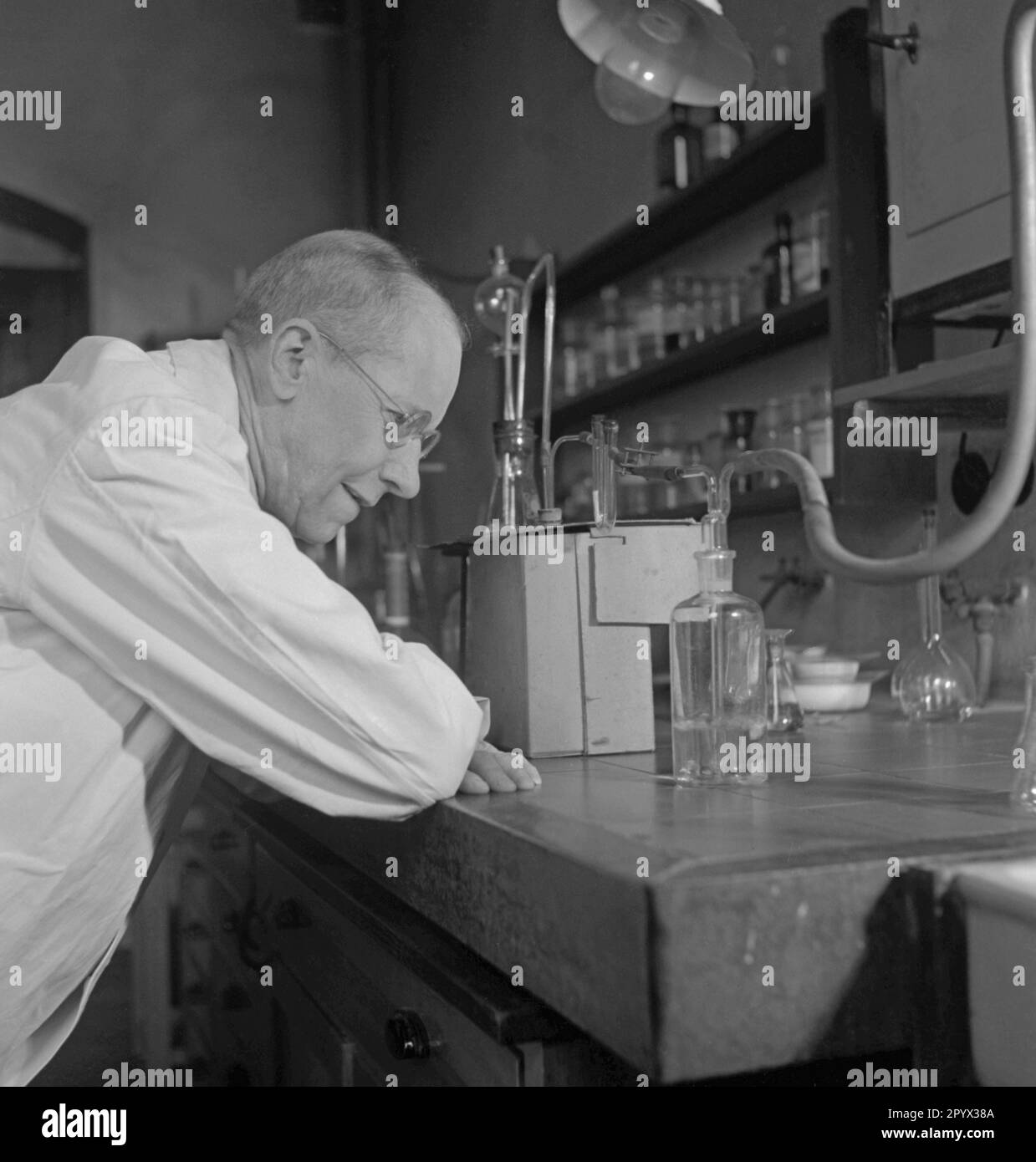Ein Forscher arbeitet in einem Labor in Berlin-Dahlem. Stockfoto