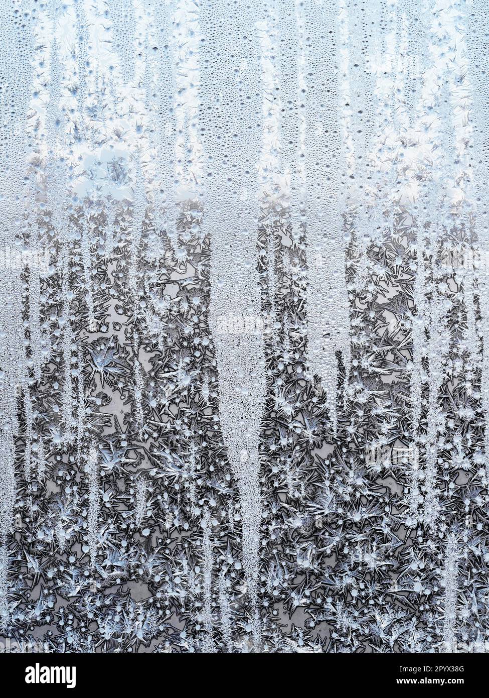 Gefrierte Oberfläche auf Heimfensterglas am kalten Wintertag Stockfoto