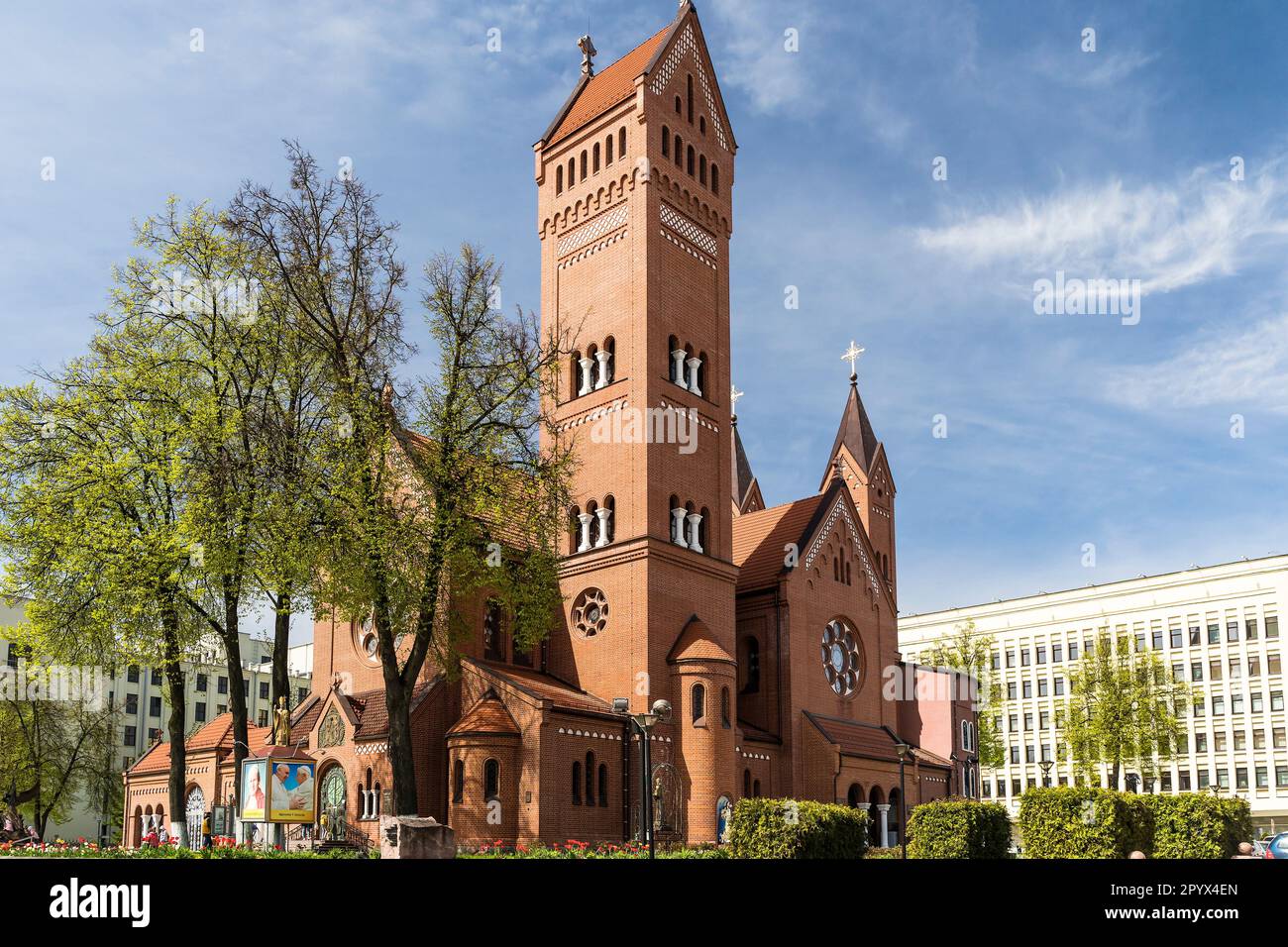 Minsk, Belarus - 3. Mai 2023: Katholische Kirche von Simon und Helena. Sehenswürdigkeiten und Architektur von Minsk. Qualitativ hochwertige Darstellung Stockfoto