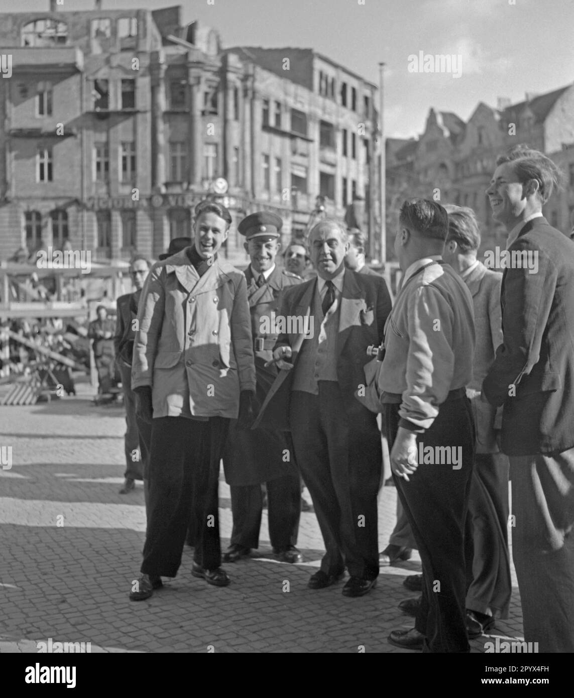 Foto des rauchenden Bürgermeisters von West-Berlin, Ernst Reuter (1948-1953) vor dem Rathaus Schoeneberg. Das Foto wurde anlässlich der Installation der Freiheitsglocke im Turm seiner offiziellen Residenz am 21. Oktober 1950 aufgenommen. Die Glocke ertönte zum ersten Mal bei der Zeremonie am Tag der Vereinten Nationen (UNO) am 24. Oktober. Stockfoto