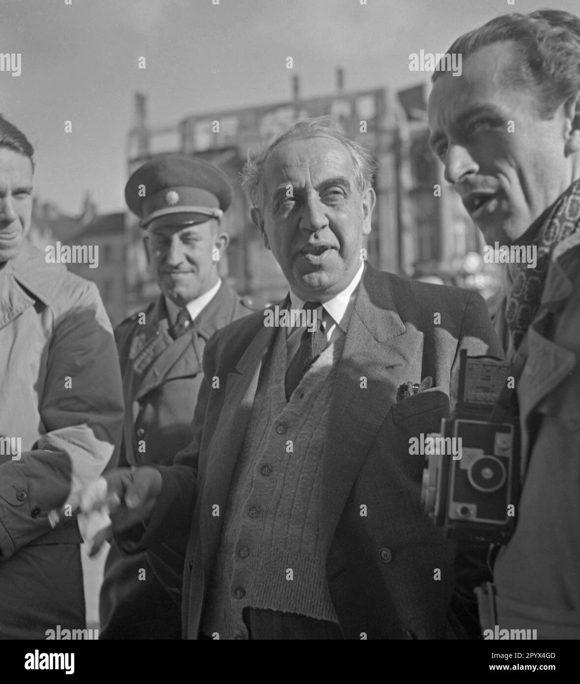 Foto des rauchenden Bürgermeisters von Westberlin, Ernst Reuter (1948-1953) vor dem Rathaus Schoeneberg anlässlich der Installation der Freiheitsglocke im Turm seiner offiziellen Residenz am 21. Oktober 1950. Die Glocke ertönte zum ersten Mal bei der Zeremonie am Tag der Vereinten Nationen (UNO) am 24. Oktober. Stockfoto