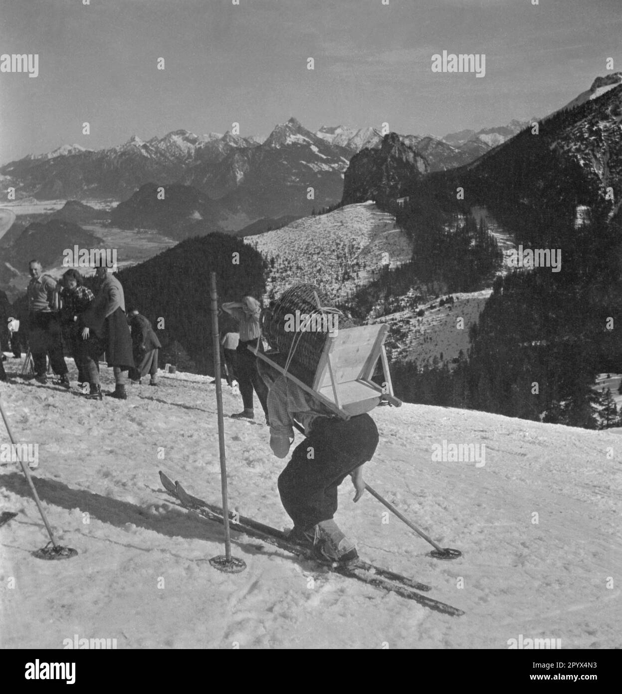 „Blick auf Skifahrer auf einer hohen Alpenweide in einem Erholungszentrum der Naziorganisation „Kraft durch Freude“ (Kraft durch Freude) in den Alpen.“ Stockfoto