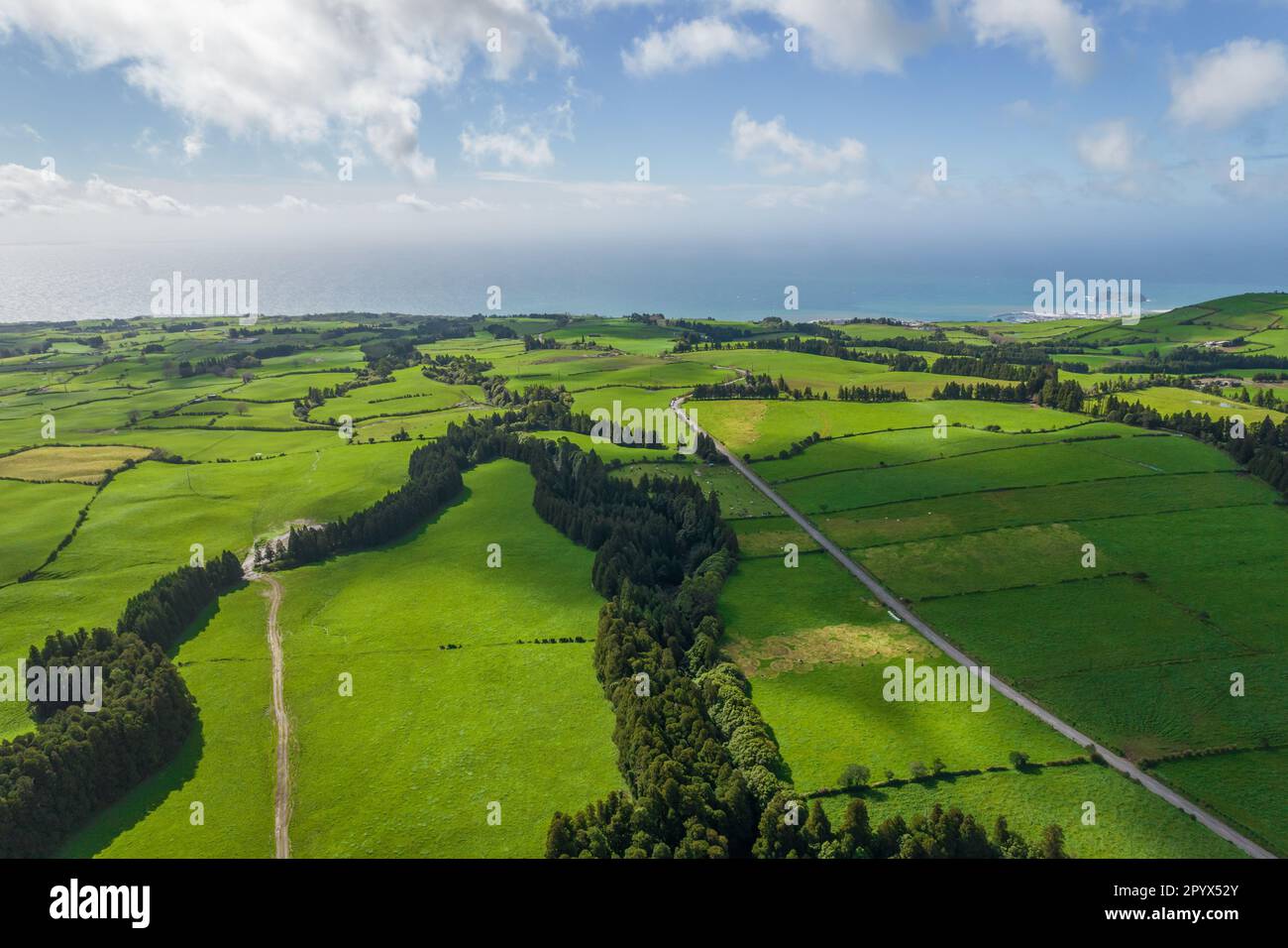 Luftaufnahme der Landschaften auf der Insel Sao Miguel, grüner Ackerland und vulkanische Berge und Seen, Azoren, Portugal Stockfoto