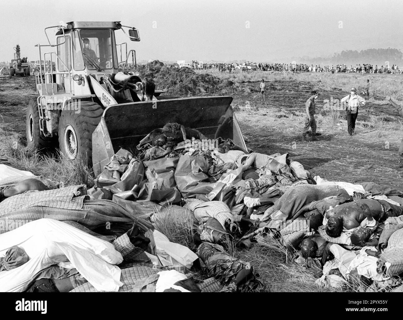ZAIRE : Hunderttausende Hutu sind aus dem Bürgerkrieg in Ruanda nach Goma geflohen und haben dort eine Choleraepidemie verursacht : die französische Armee begräbt die unzähligen Leichen mit Bulldozern . 22.07.1994 Stockfoto