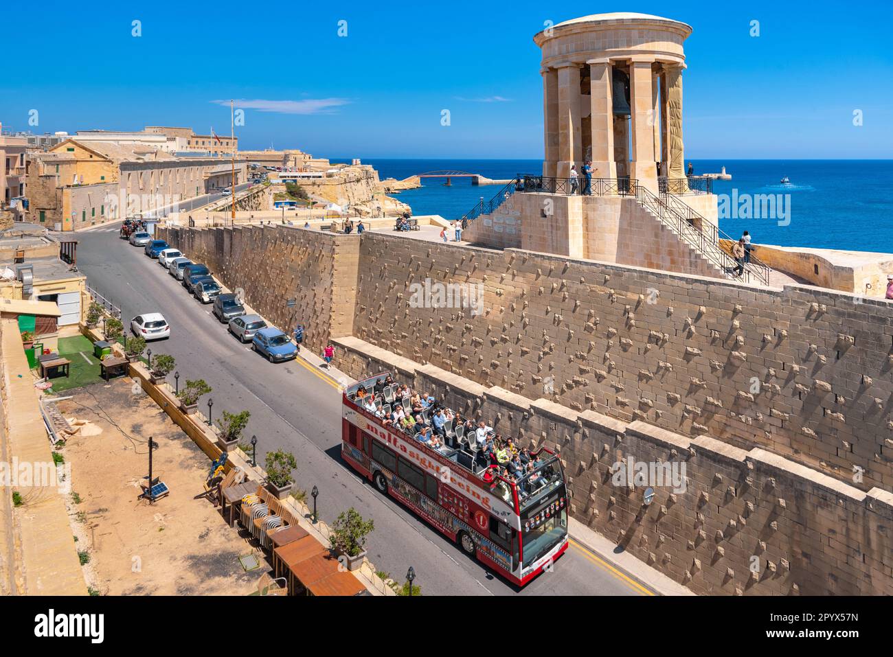 Die unteren Barrakka-Gärten und das Denkmal für den Alexander-Ball in Valletta, Malta. Stockfoto
