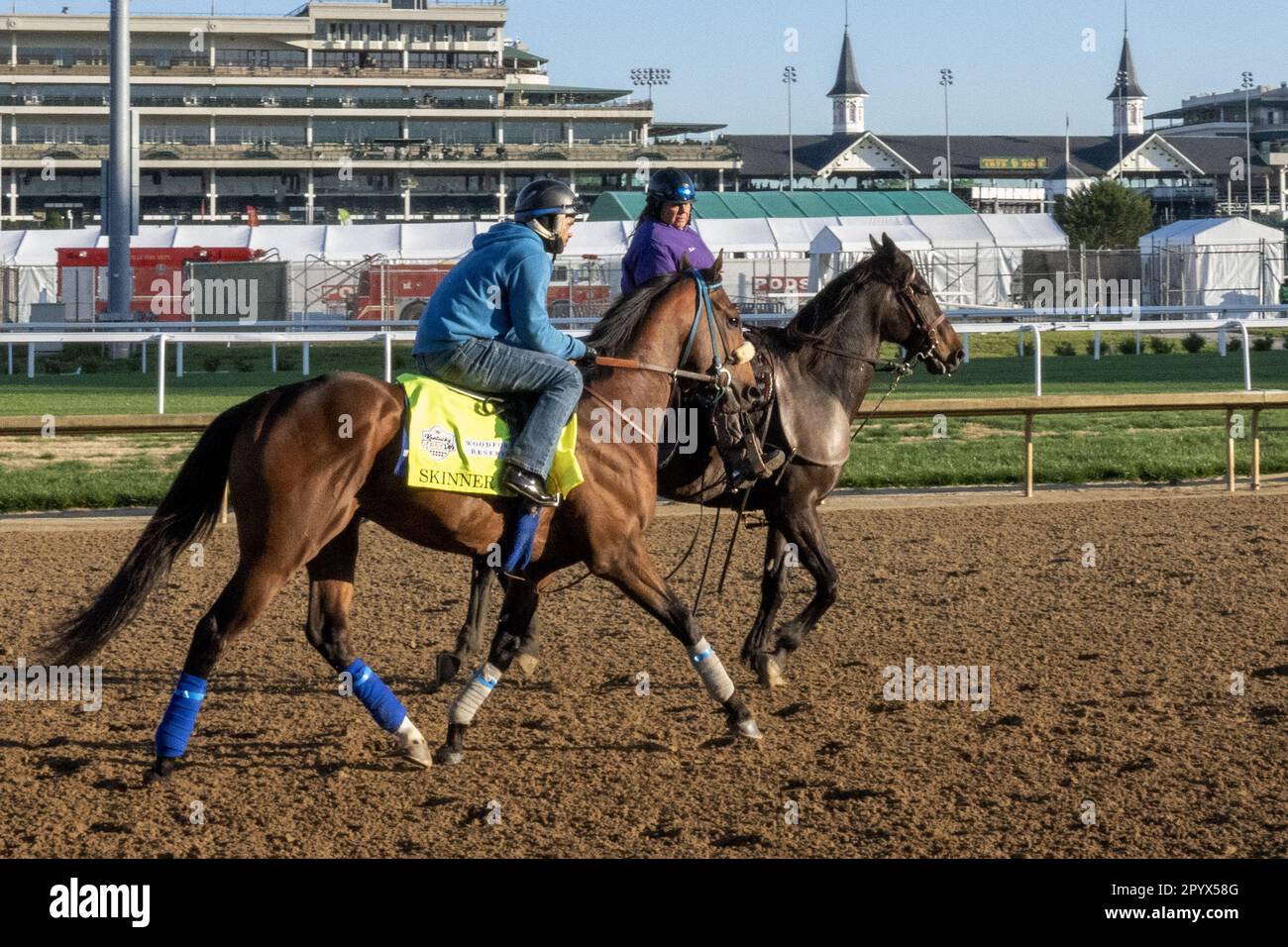 Louisville, Usa. 05. Mai 2023. Das Kentucky Derby Hopeful Skinner wird nach dem morgendlichen Training in den Churchill Downs in Louisville, Kentucky, am Freitag, den 5. Mai 2023 wieder in die Scheune gebracht. The Kentucky Oaks ist heute mit dem 149. Lauf des Kentucky Derby am Samstag, den 6. Mai. Foto: Pat Benic/UPI Credit: UPI/Alamy Live News Stockfoto