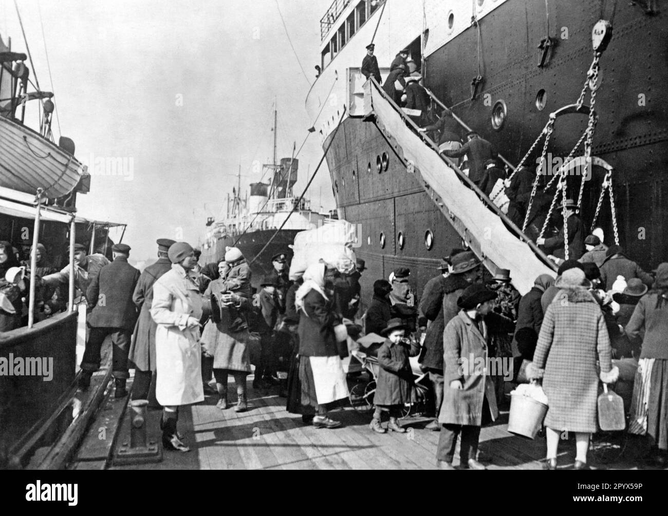 Deutsche Emigranten an Bord des Monte Samiento der Reederei Hamburg Süd im Hamburger Hafen auf dem Weg nach Südamerika. Unbezahltes Foto, wahrscheinlich 1930er. [Maschinelle Übersetzung] Stockfoto
