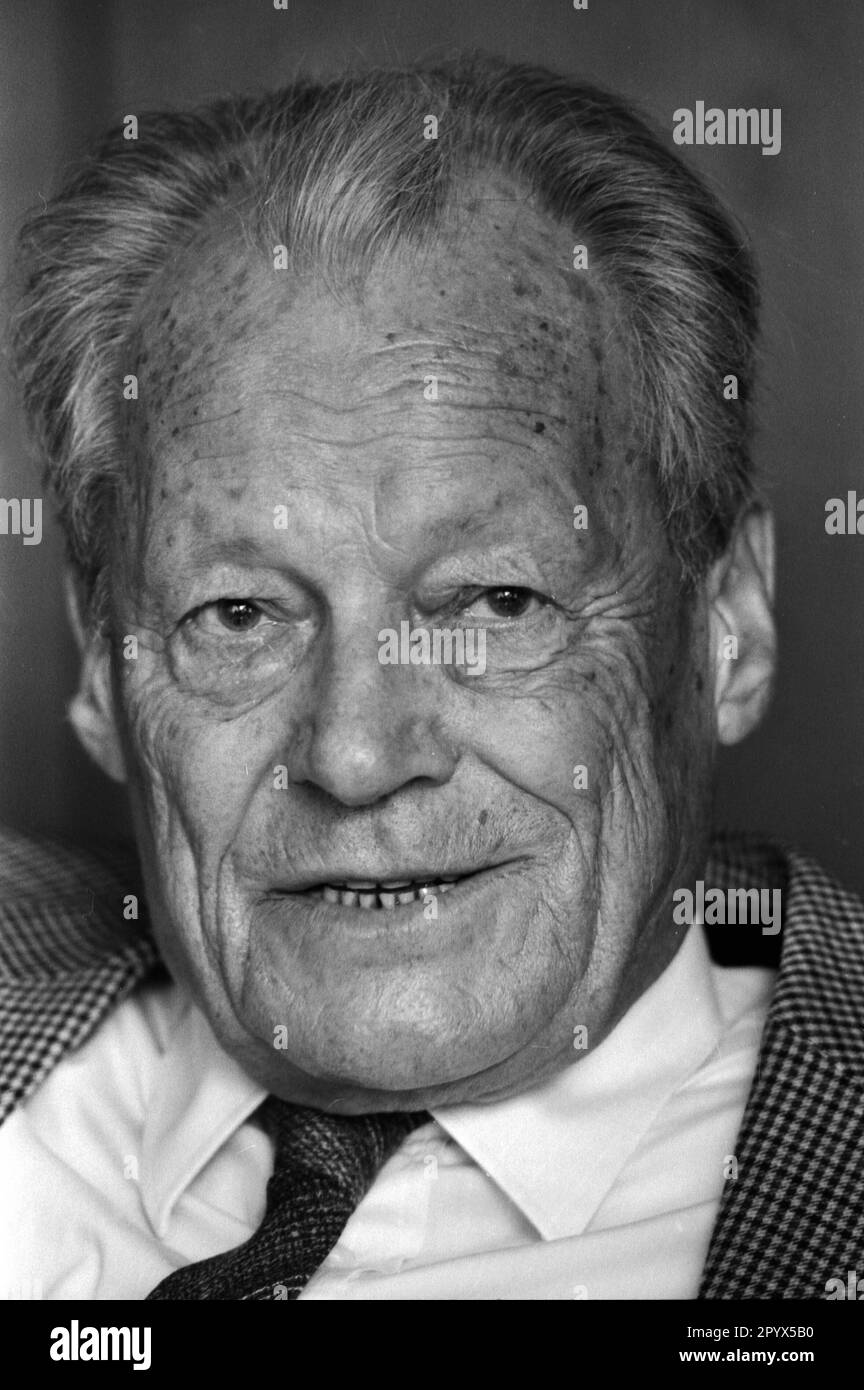 Deutschland, Bonn, 11.09.1991 100 Jahre Willy Brandt Willy Brandt (geboren am 18. Dezember 1913 in Lübeck als Herbert Ernst Karl Frahm, 8. Oktober 1992 in Unkel) war ein deutscher sozialdemokratischer Politiker. Von 1957 bis 1966 war er Bürgermeister von Berlin, 1966-1969 Bundesaußenminister und Stellvertretender Kanzler und 1969-1974. Kabinett Kiesinger vierter Kanzler der Bundesrepublik Deutschland. Für seine Ostpolitik, die sich auf Entspannung und Ausgewogenheit mit den osteuropäischen Staaten konzentrierte, erhielt er 1971 den Friedensnobelpreis. Von 1964 bis 1987 war Brandt, Vorsitzender des EPD, 1976-1992 Präsident des Stockfoto